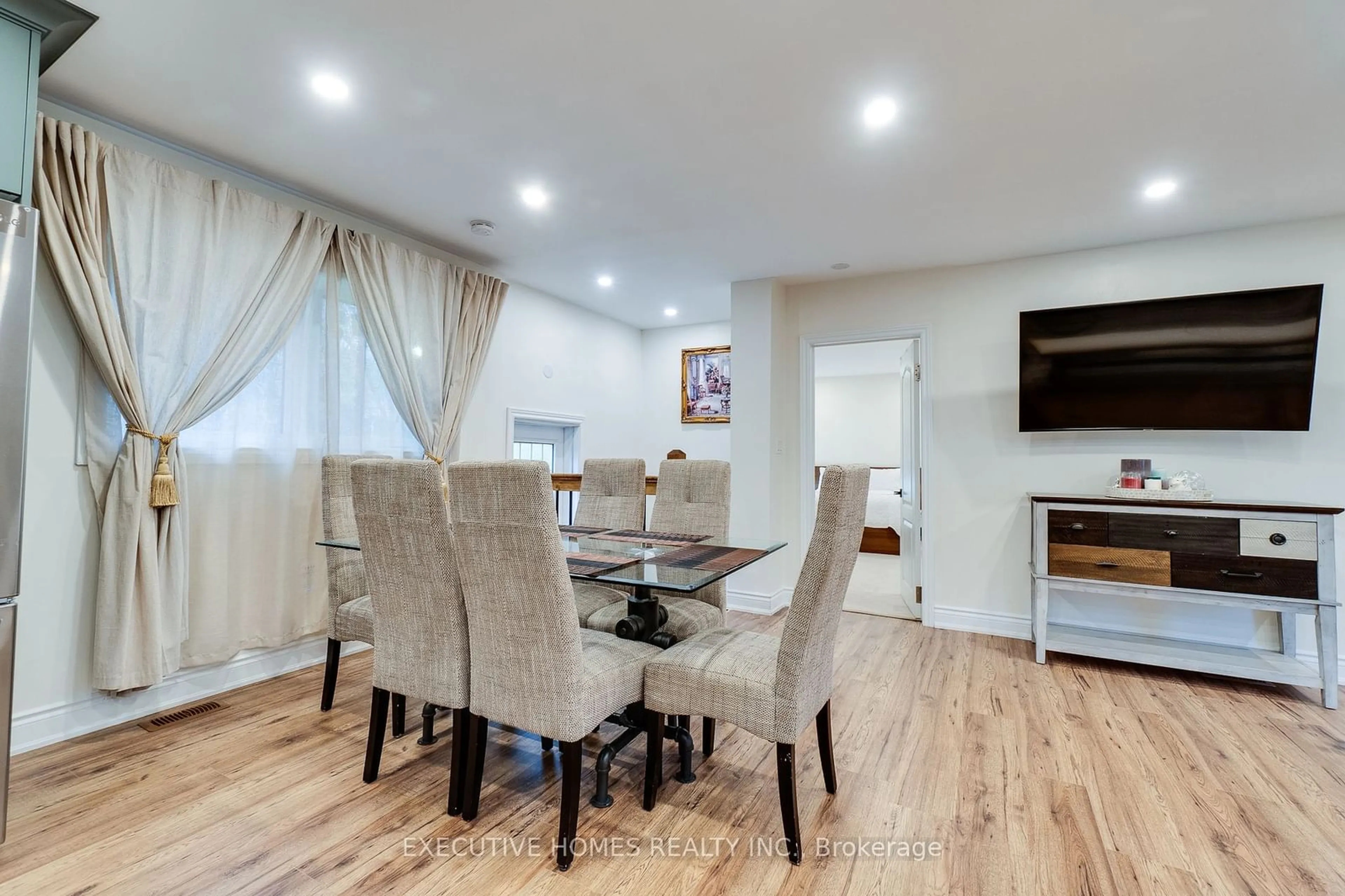 Dining room, wood/laminate floor for 208 Glen Oak Dr, Oakville Ontario L6K 2J2