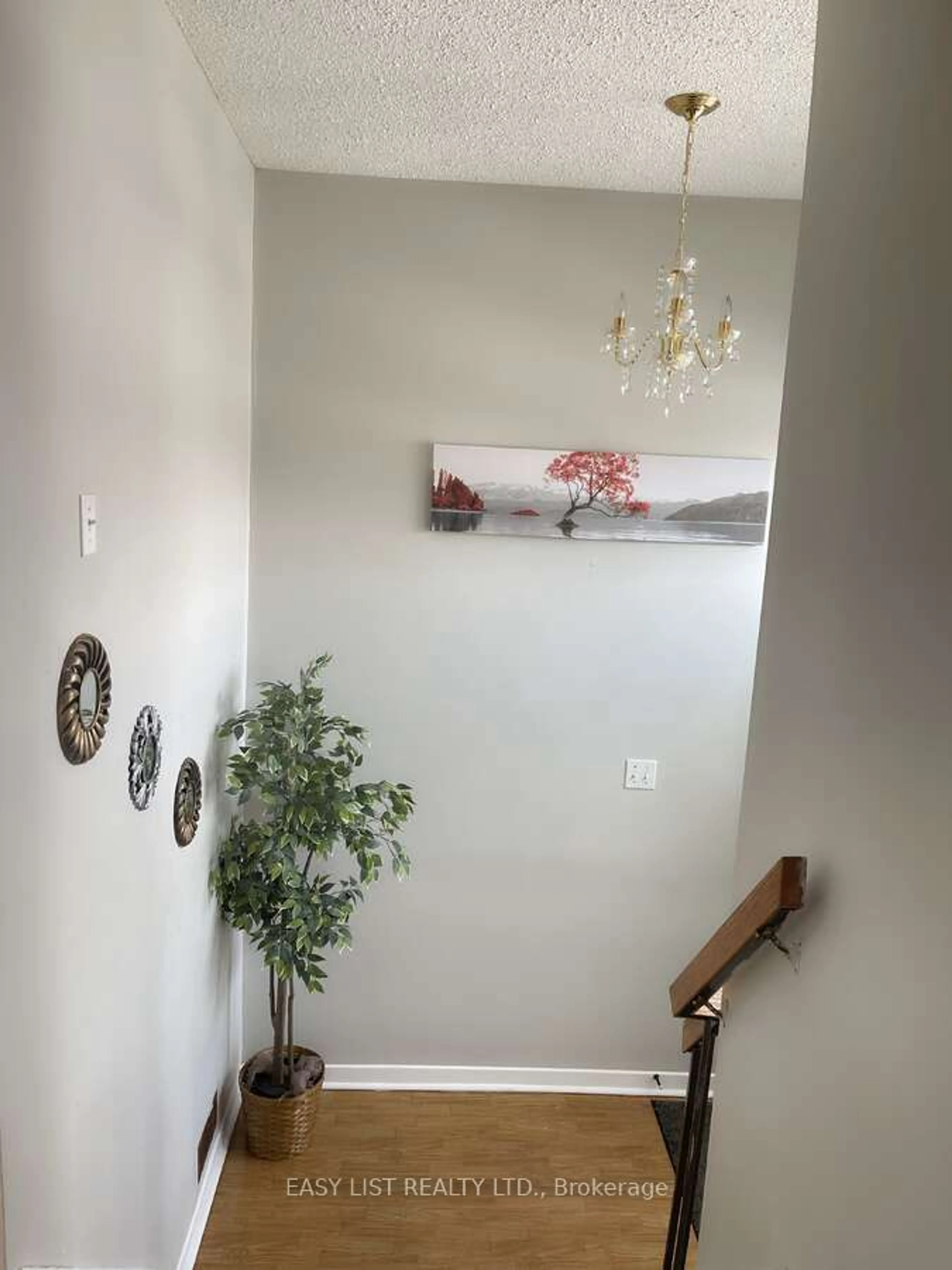 Indoor entryway for 8 Elderwood Pl, Brampton Ontario L6V 3N3