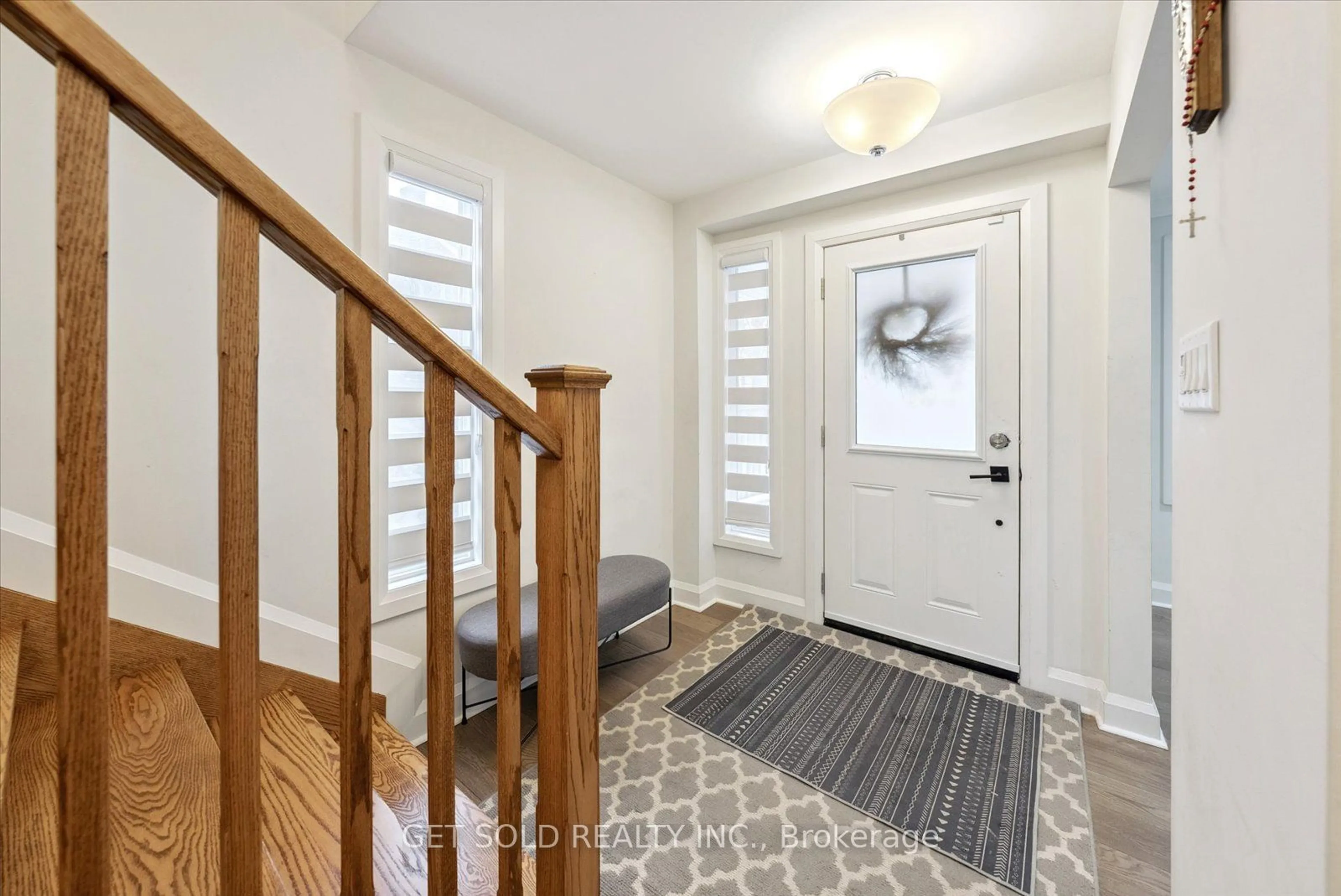 Indoor entryway for 18 Mill St, Brampton Ontario L6Y 1S5