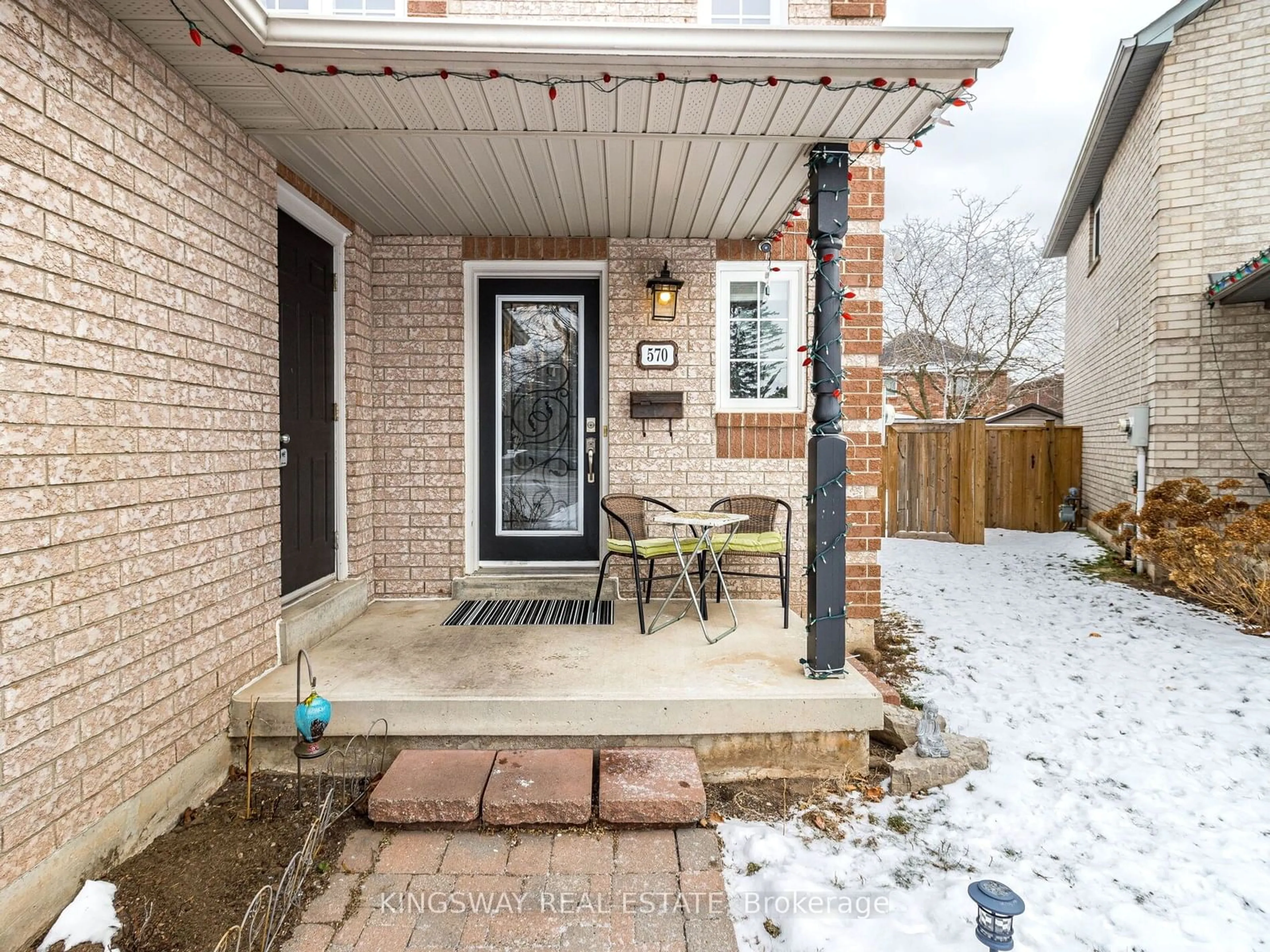 Indoor entryway for 570 Enfield Rd, Burlington Ontario L7T 2X5