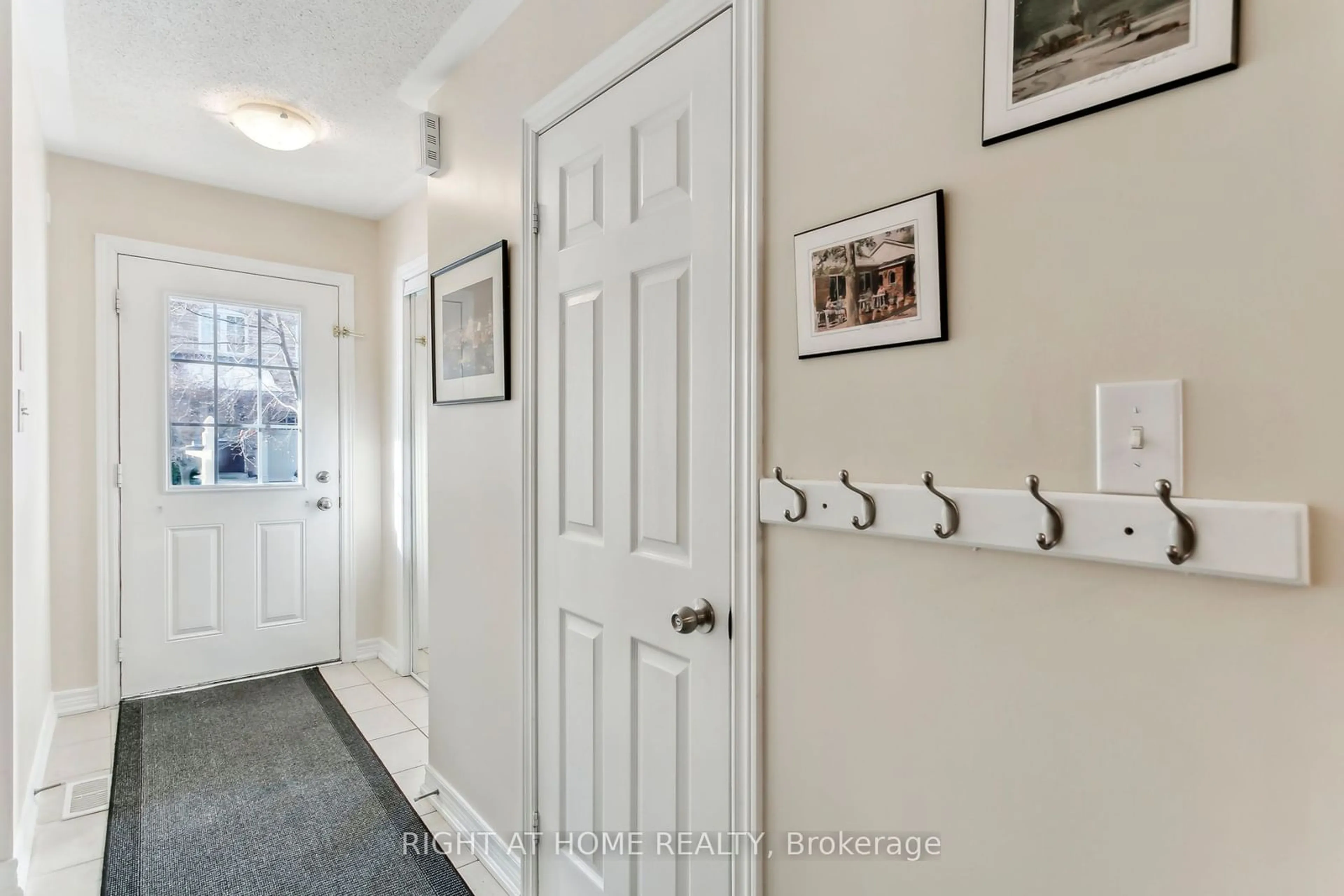 Indoor entryway for 233 Duskywing Way #23, Oakville Ontario L6L 0C5