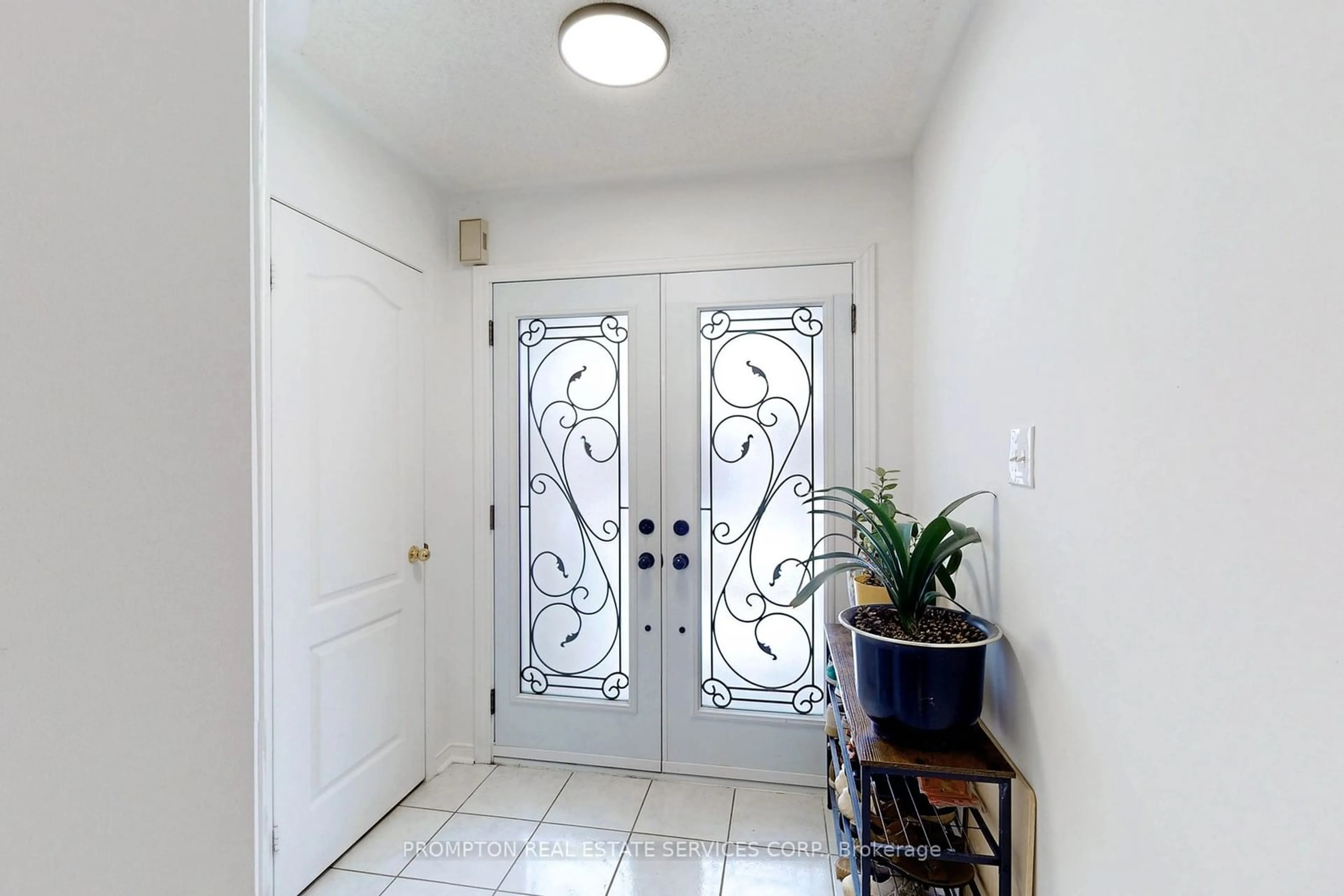 Indoor entryway for 118 Sand Cherry Cres, Brampton Ontario L6R 3A7