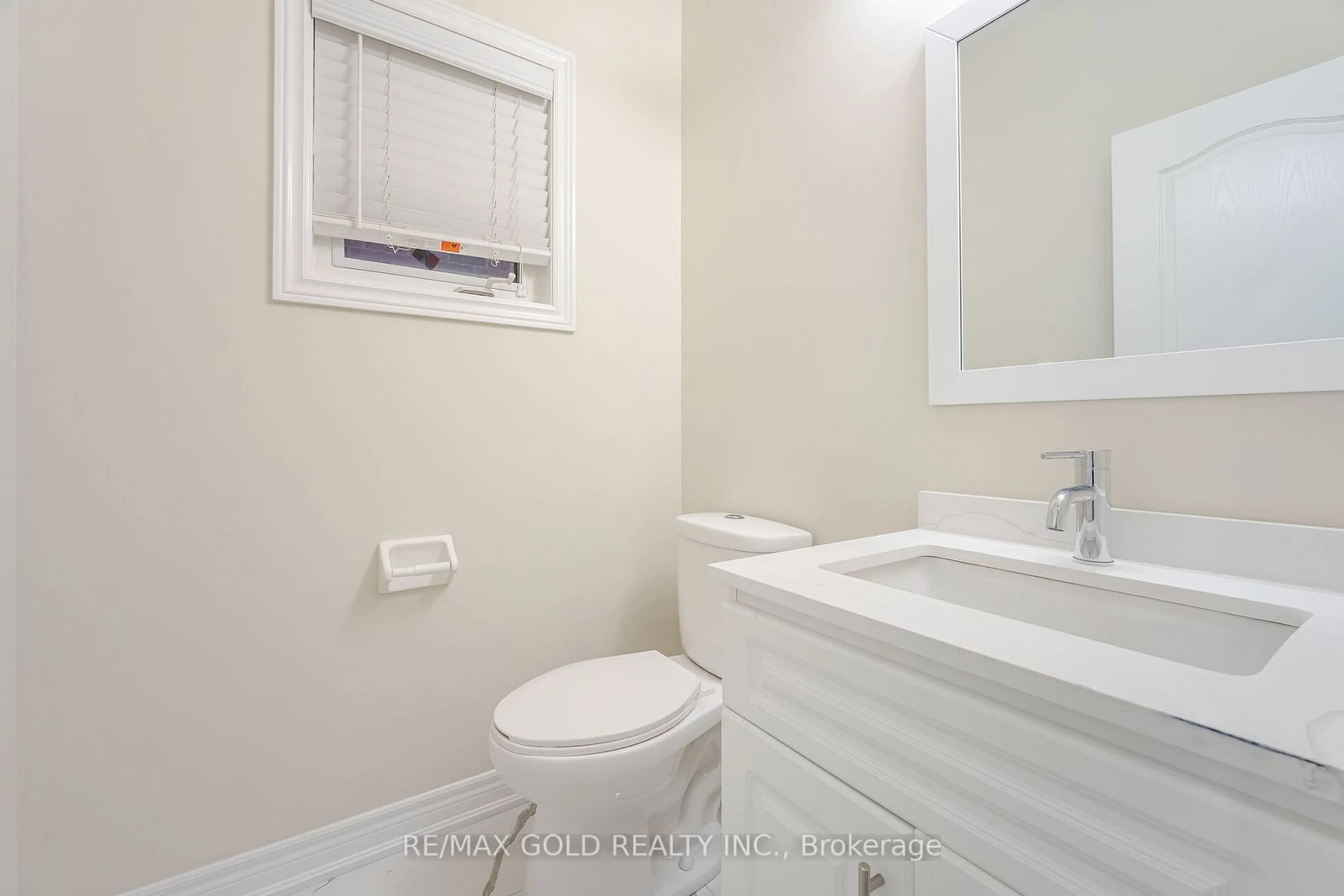 Standard bathroom, ceramic/tile floor for 28 Mulgrave St, Brampton Ontario L6P 3H2