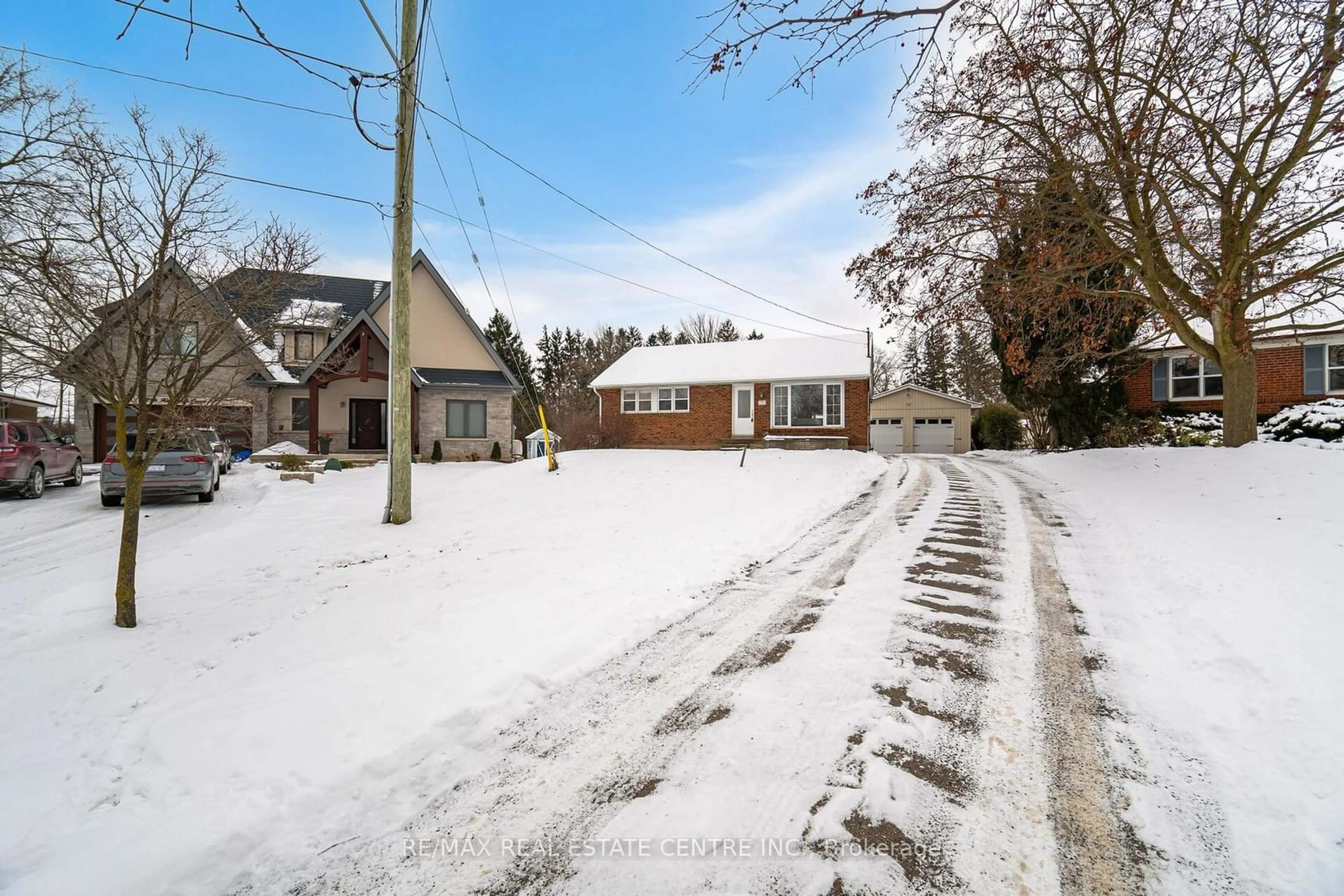 A pic from outside/outdoor area/front of a property/back of a property/a pic from drone, street for 292 Kingsleigh Crt, Milton Ontario L9T 1X7