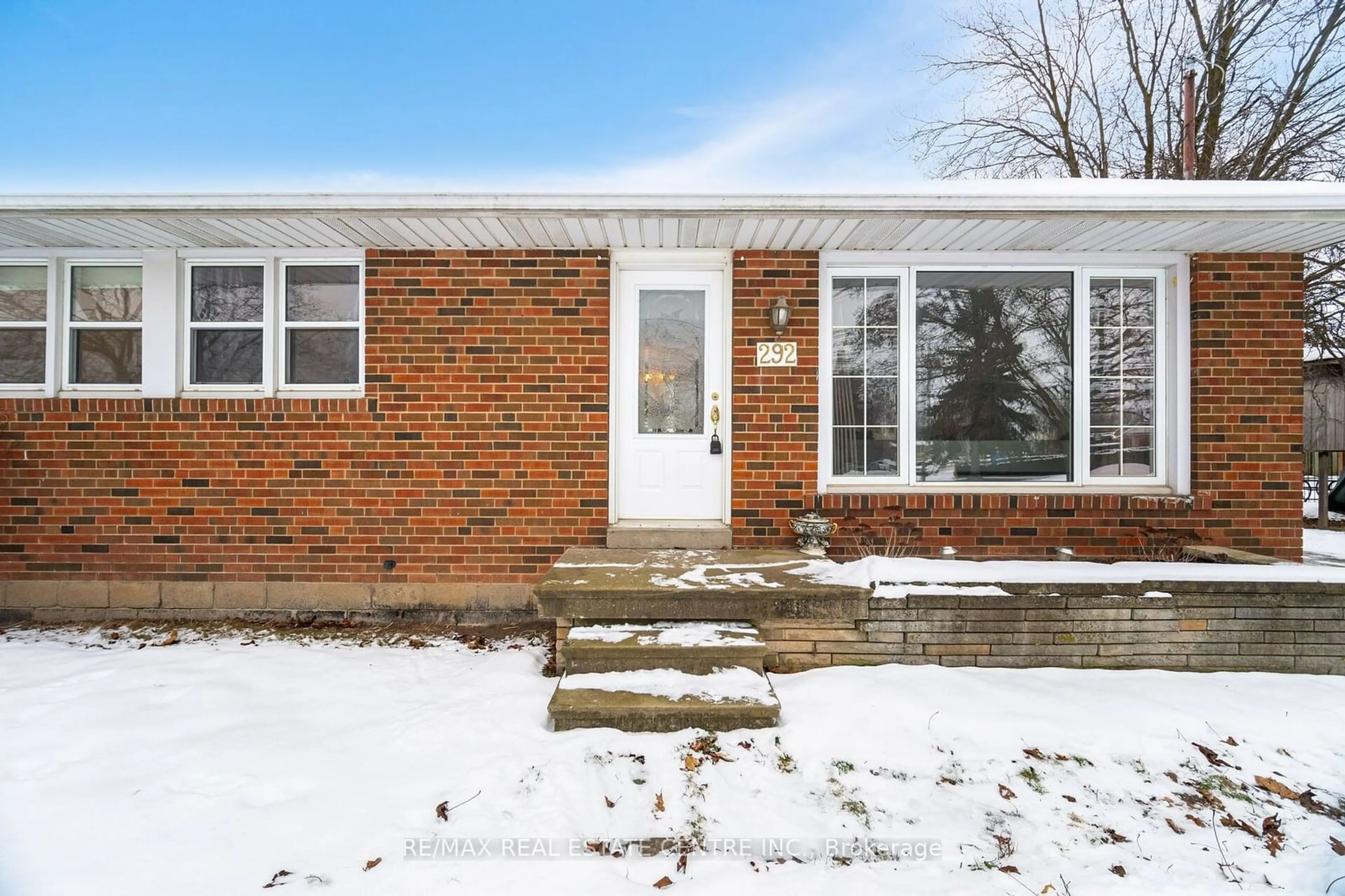 Home with brick exterior material, street for 292 Kingsleigh Crt, Milton Ontario L9T 1X7