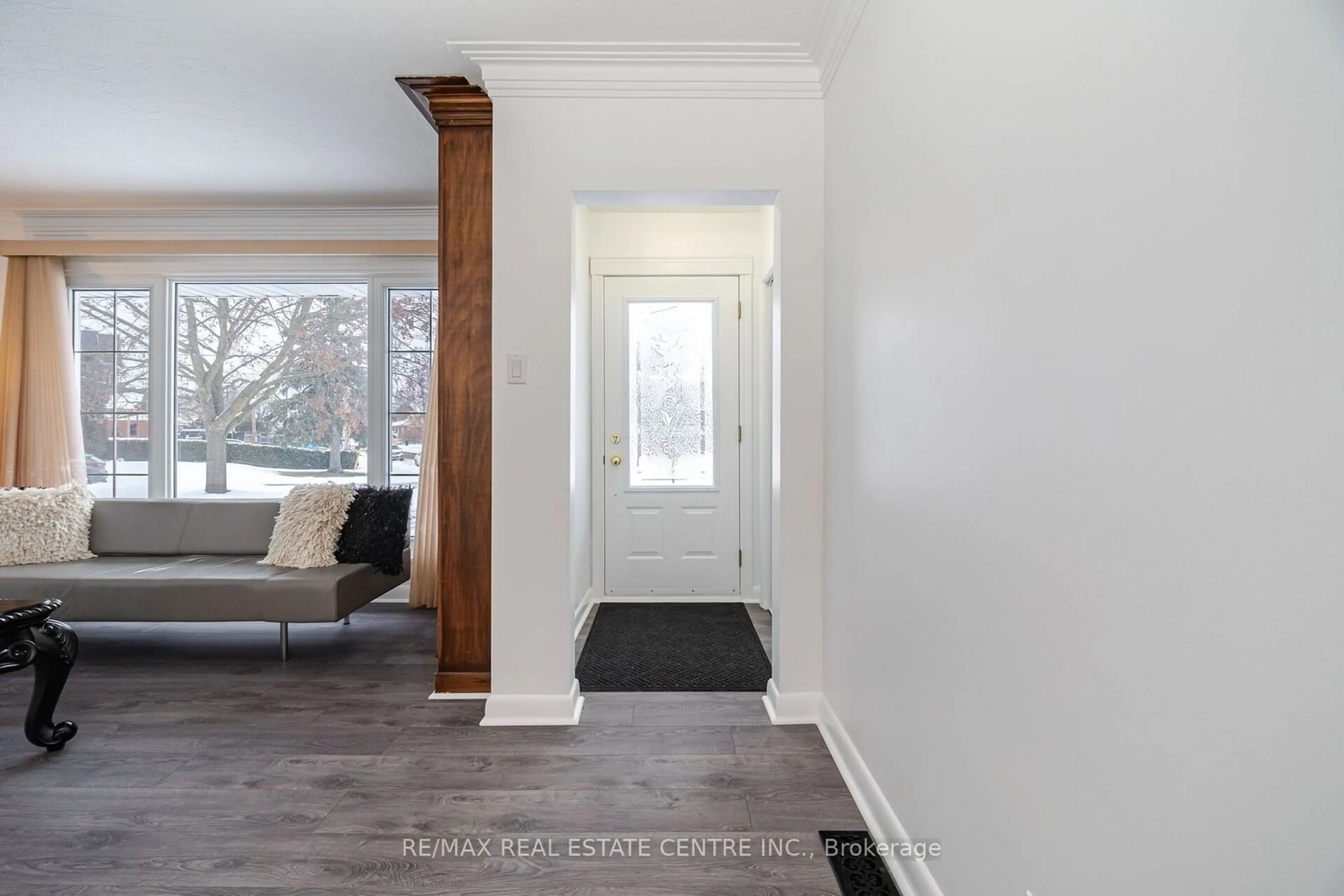 Indoor entryway for 292 Kingsleigh Crt, Milton Ontario L9T 1X7