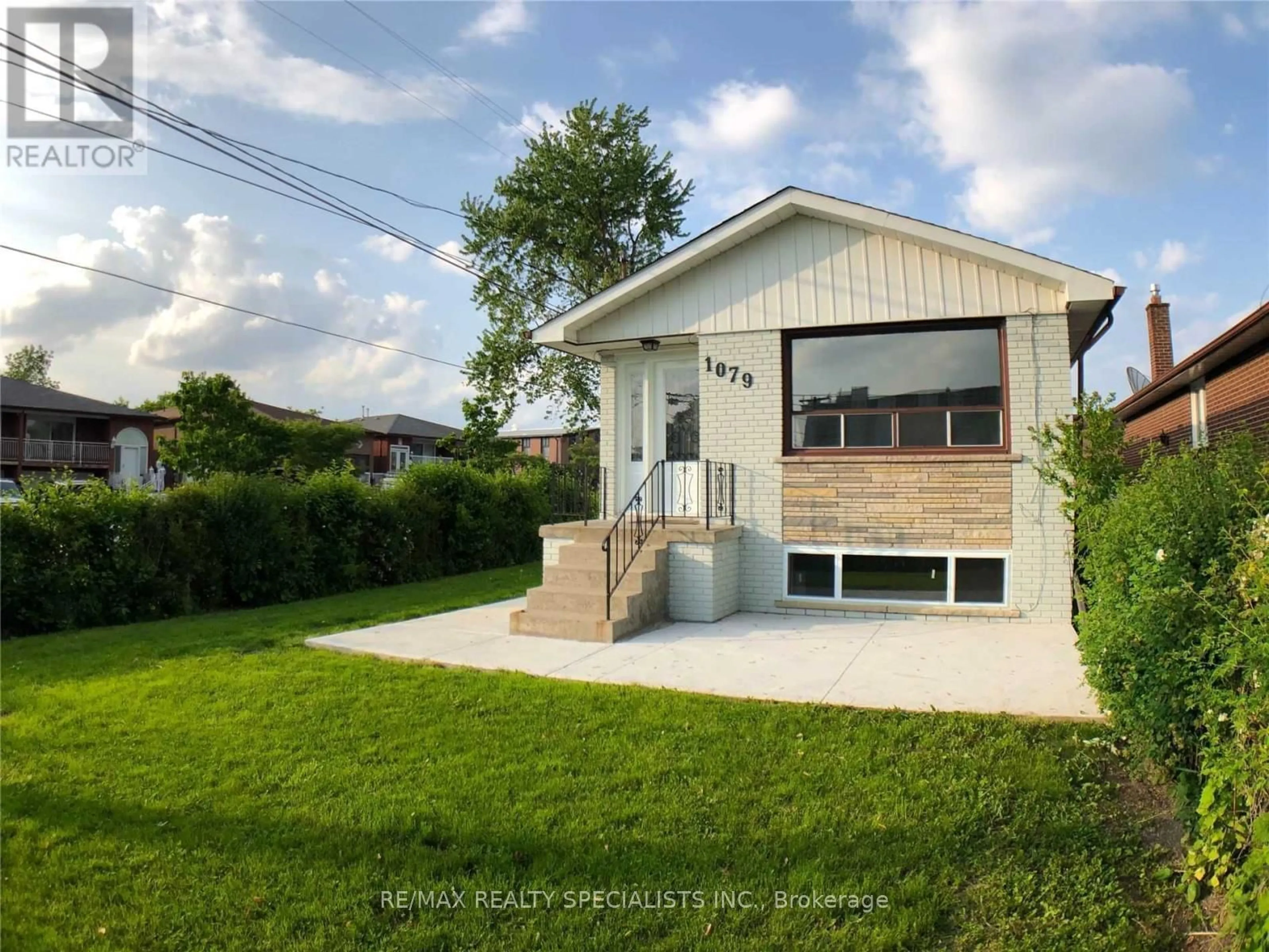 Home with vinyl exterior material, street for 1079 West Ave, Mississauga Ontario L5E 1W1