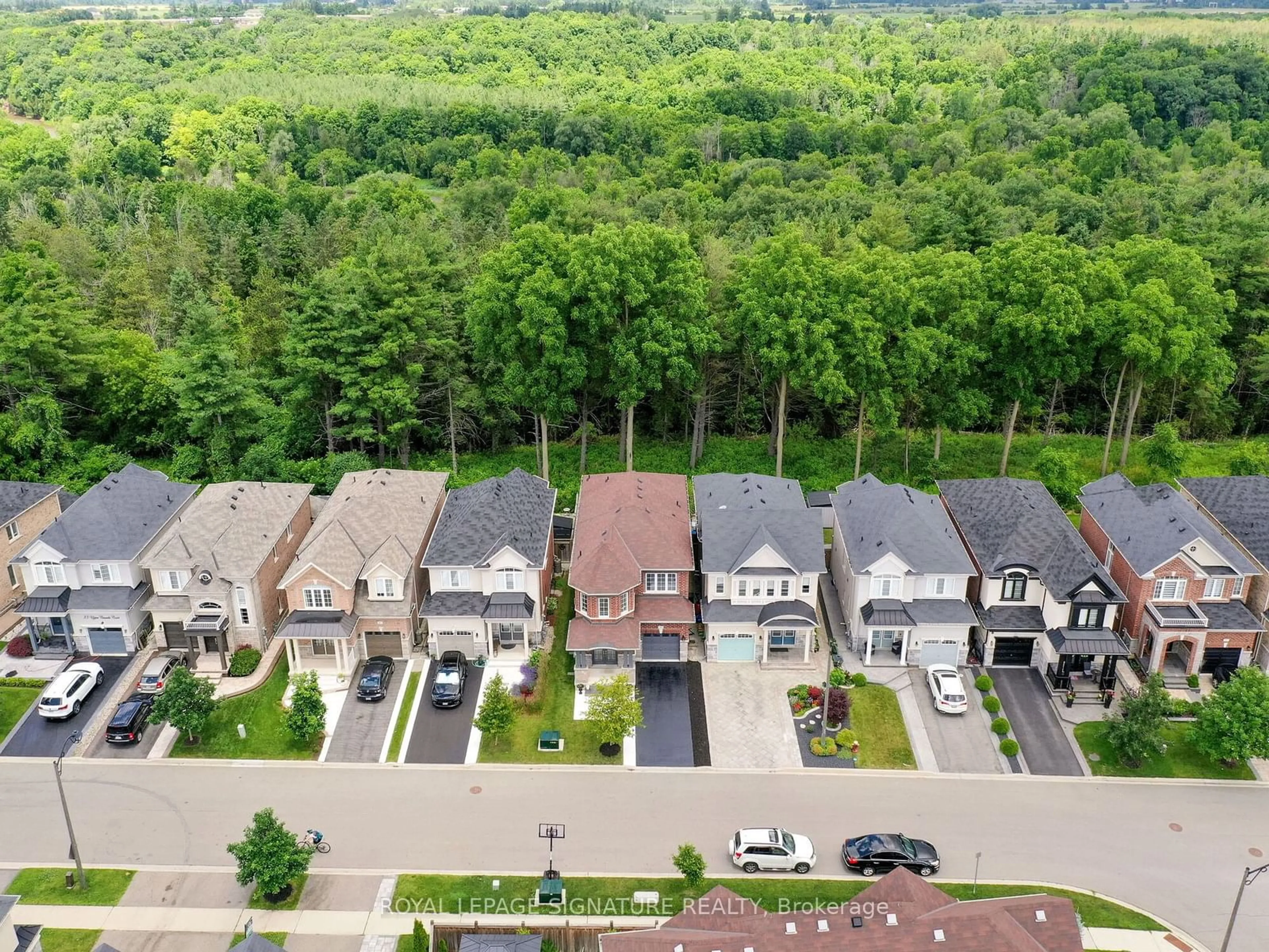 A pic from outside/outdoor area/front of a property/back of a property/a pic from drone, street for 91 Upper Canada Crt, Halton Hills Ontario L7G 0L2