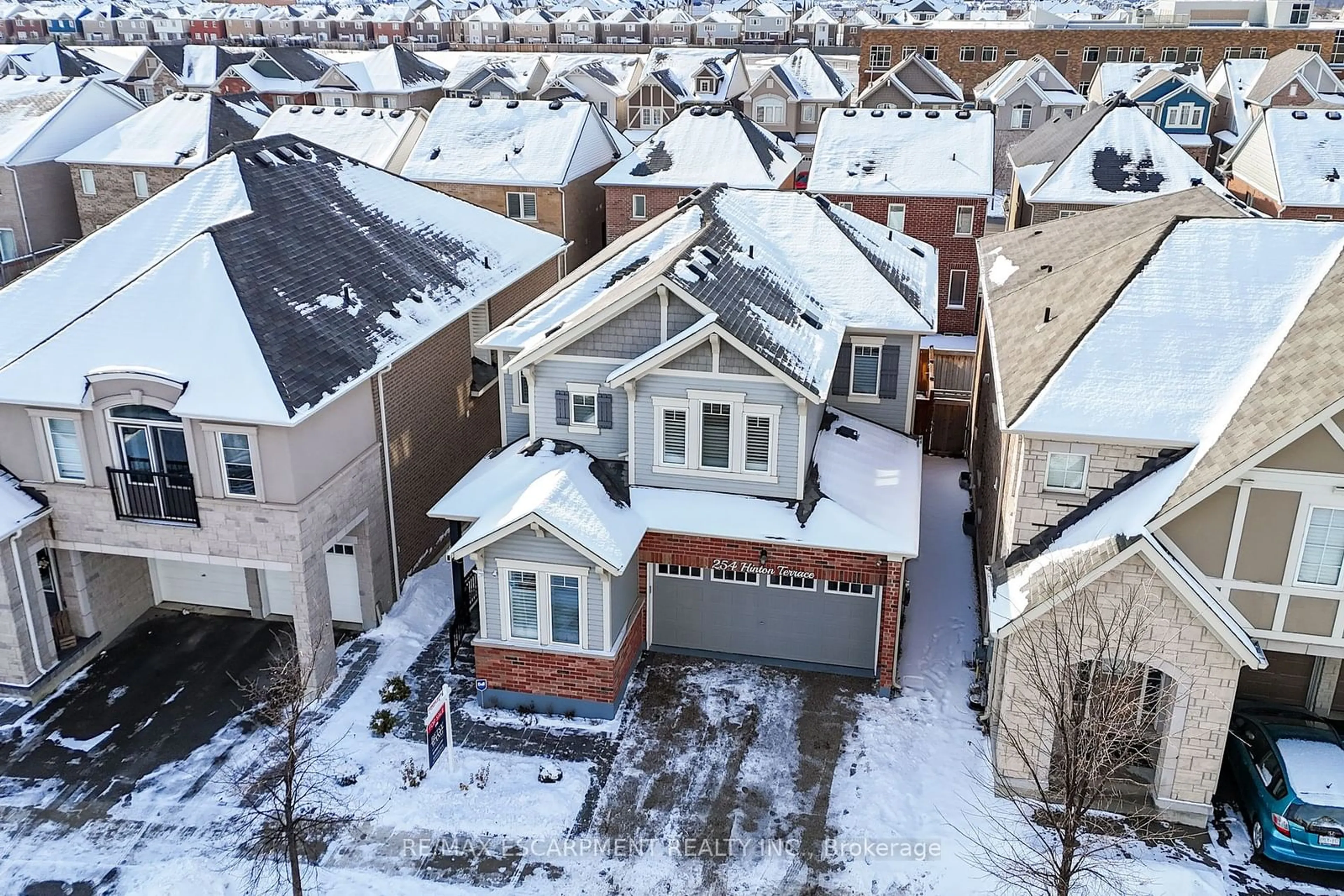 A pic from outside/outdoor area/front of a property/back of a property/a pic from drone, street for 254 Hinton Terr, Milton Ontario L9E 1C8