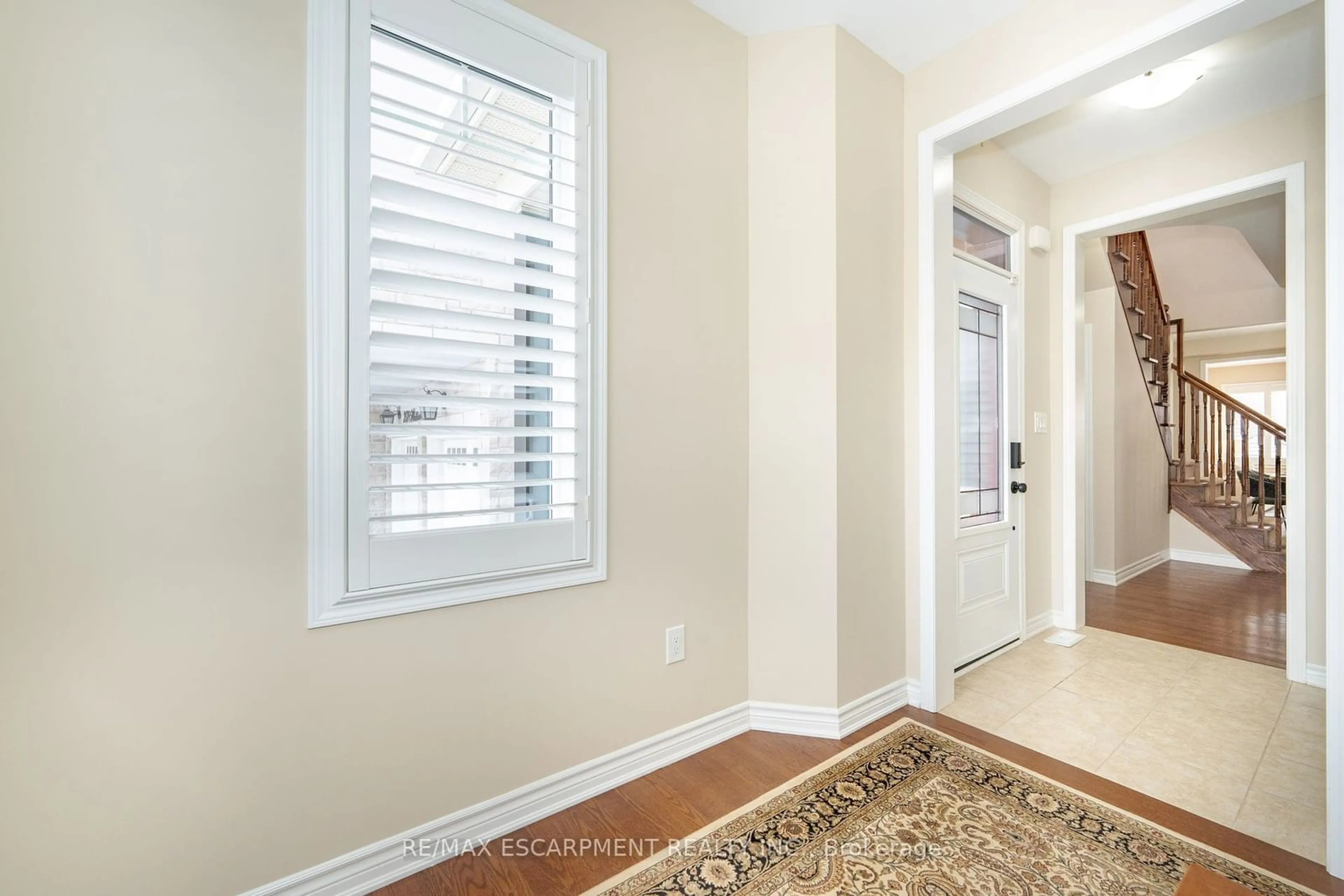 Indoor entryway for 254 Hinton Terr, Milton Ontario L9E 1C8