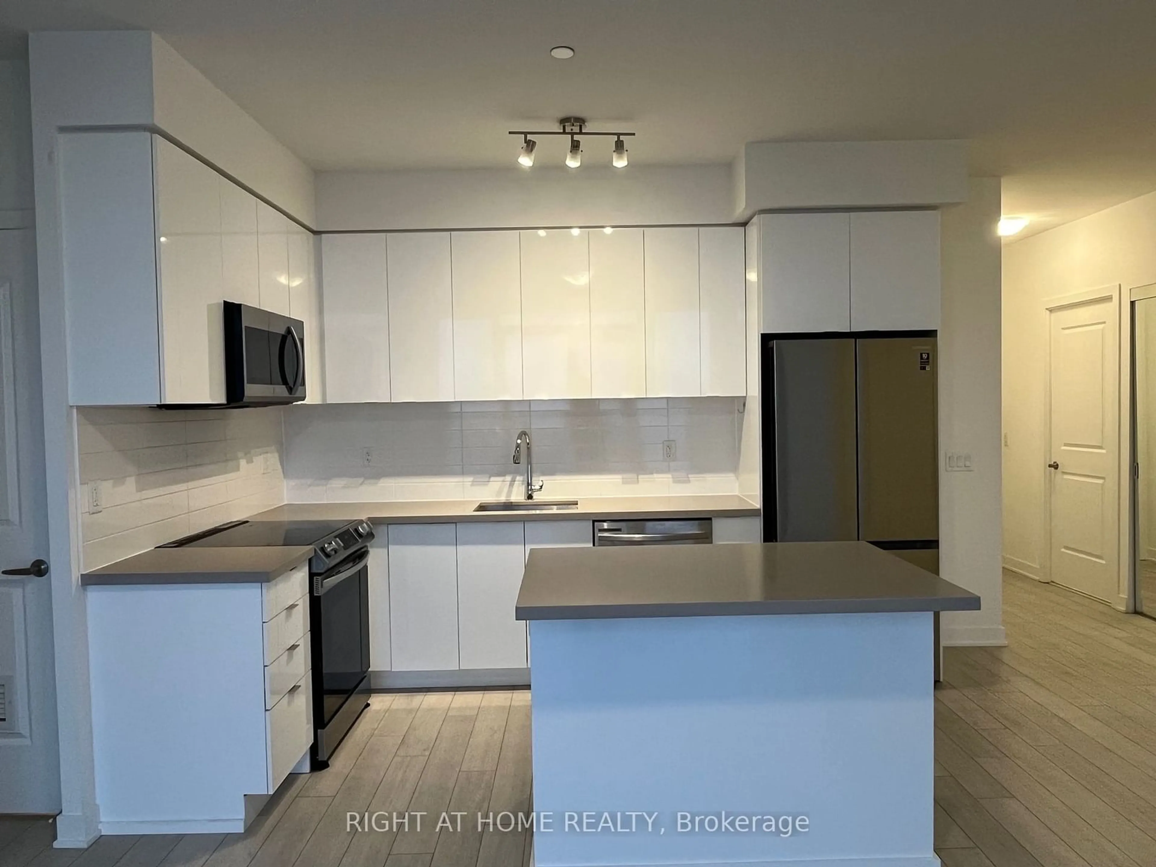 Standard kitchen, unknown for 4655 Metcalfe Ave Ave #2202B, Mississauga Ontario L5M 0Z7