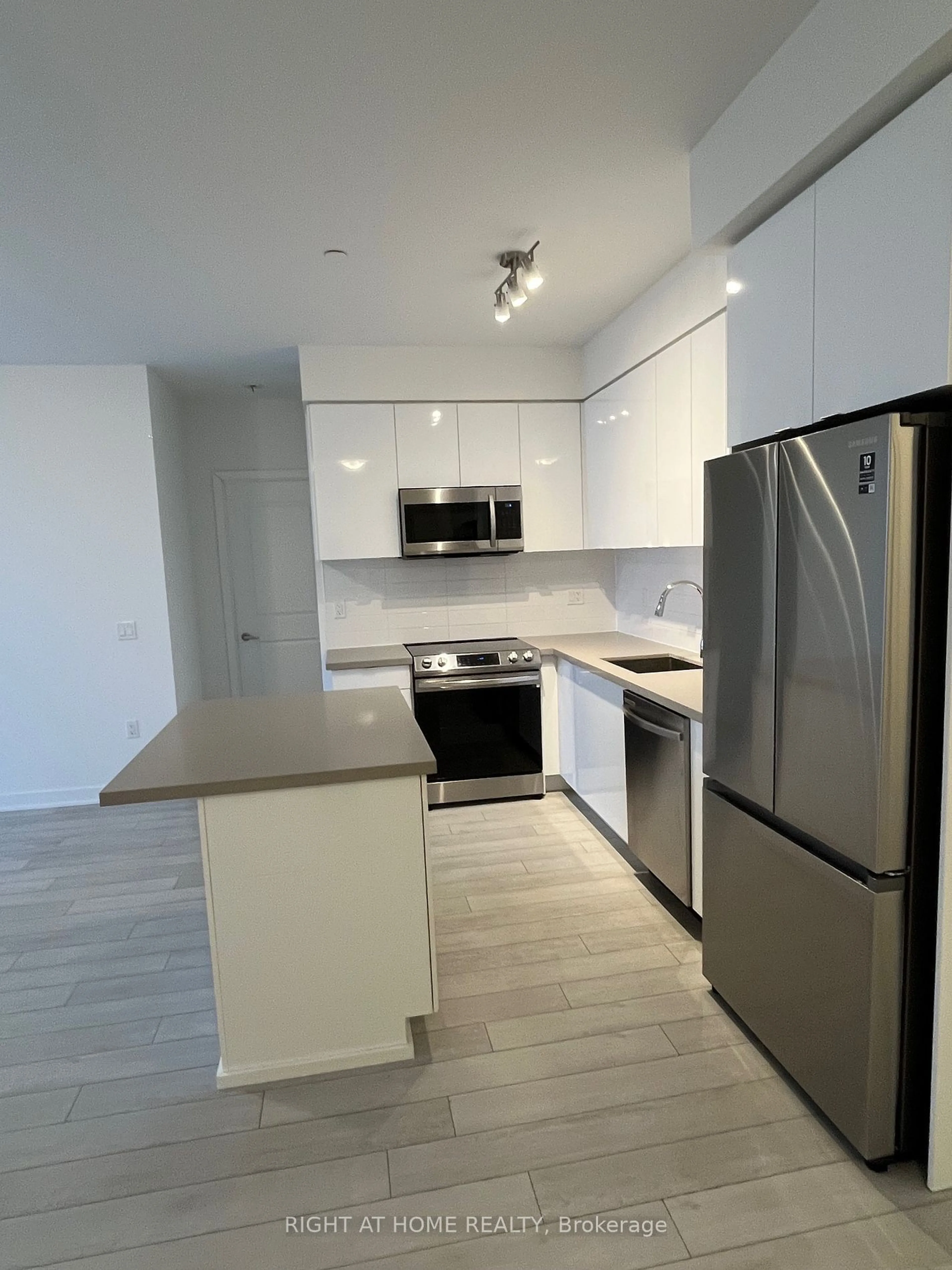 Standard kitchen, unknown for 4655 Metcalfe Ave Ave #2202B, Mississauga Ontario L5M 0Z7