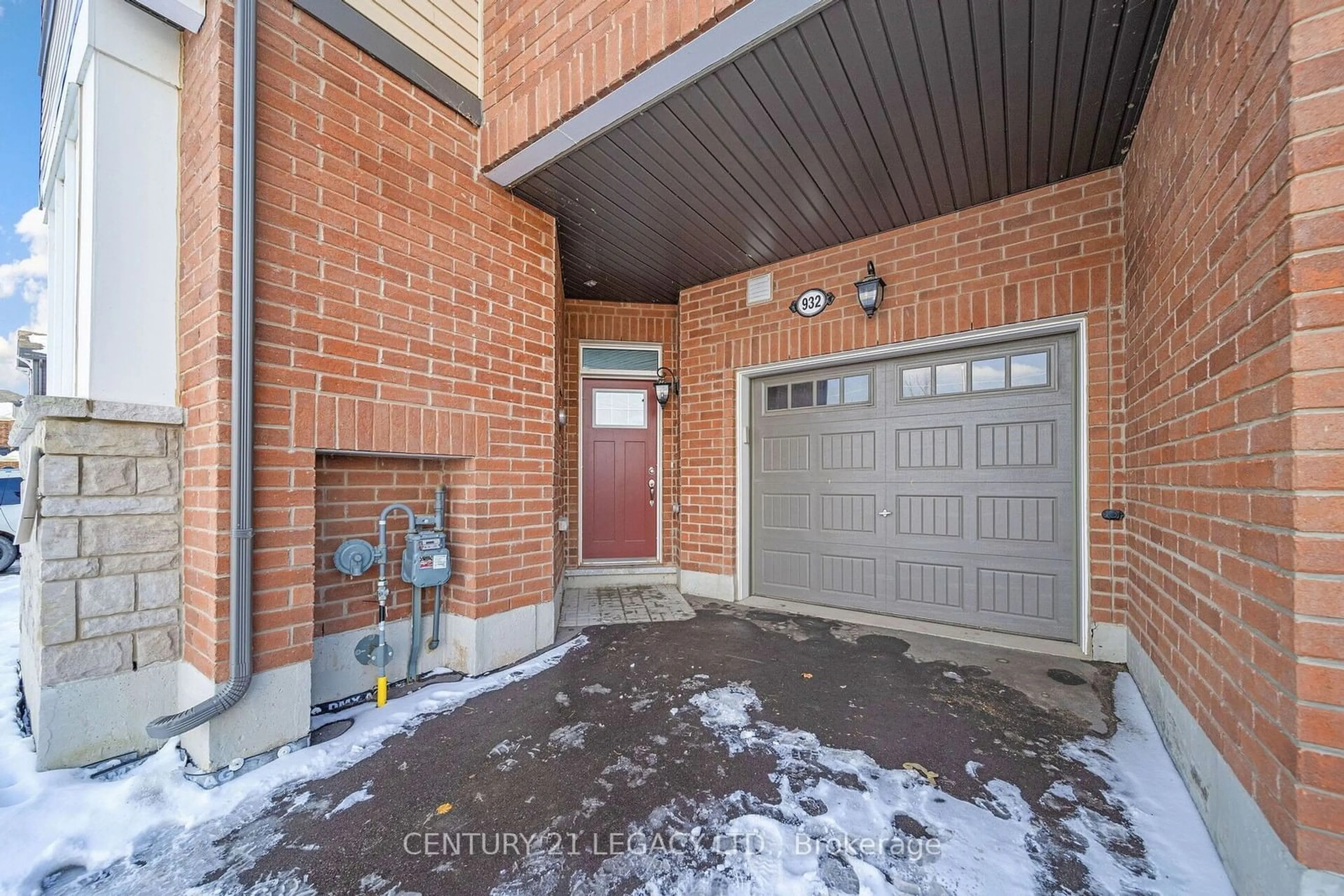 Indoor entryway for 932 Cherry Crt, Milton Ontario L9E 1P8