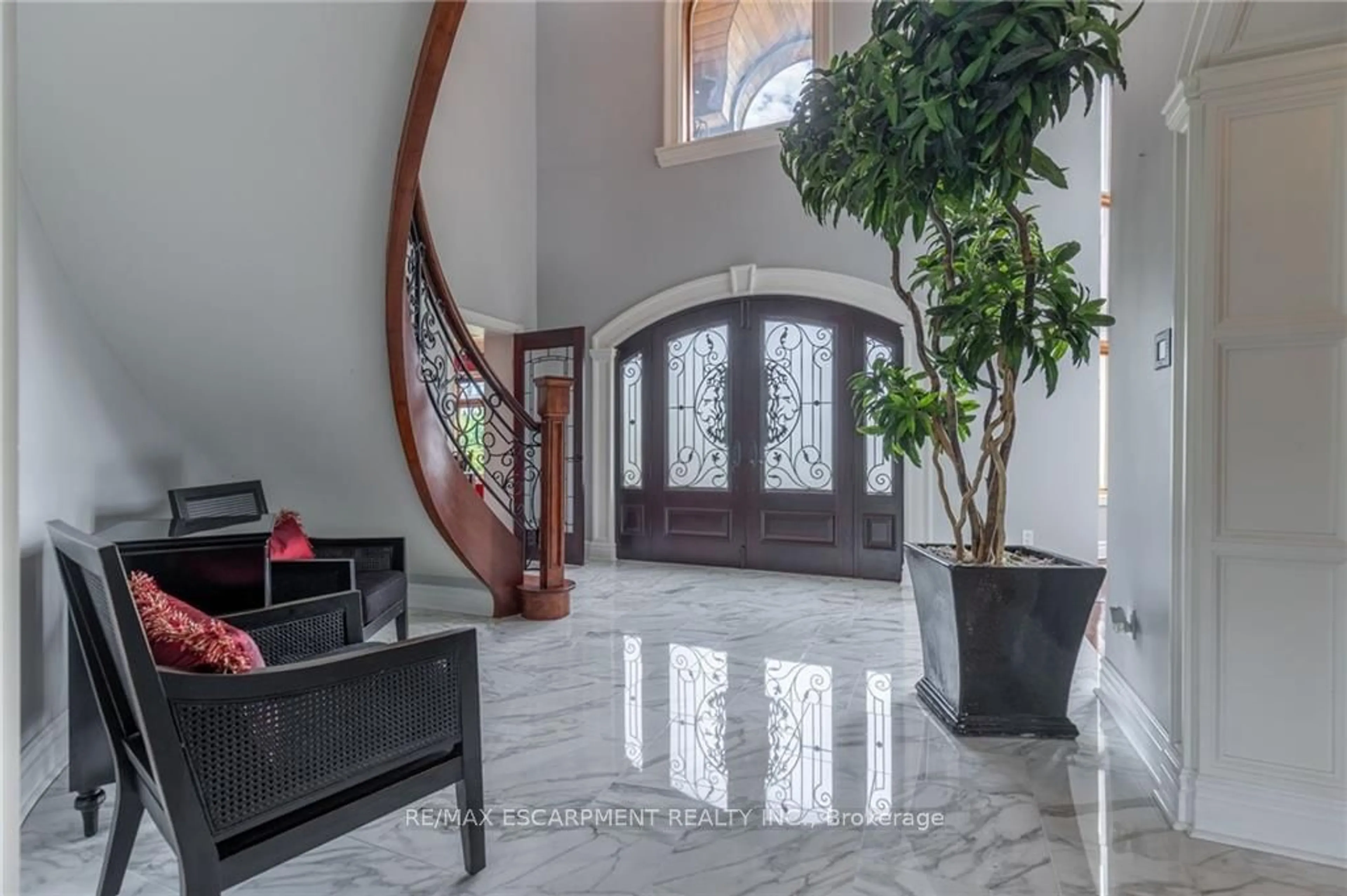 Indoor foyer for 2659 2 Side Rd, Burlington Ontario L7M 0T7