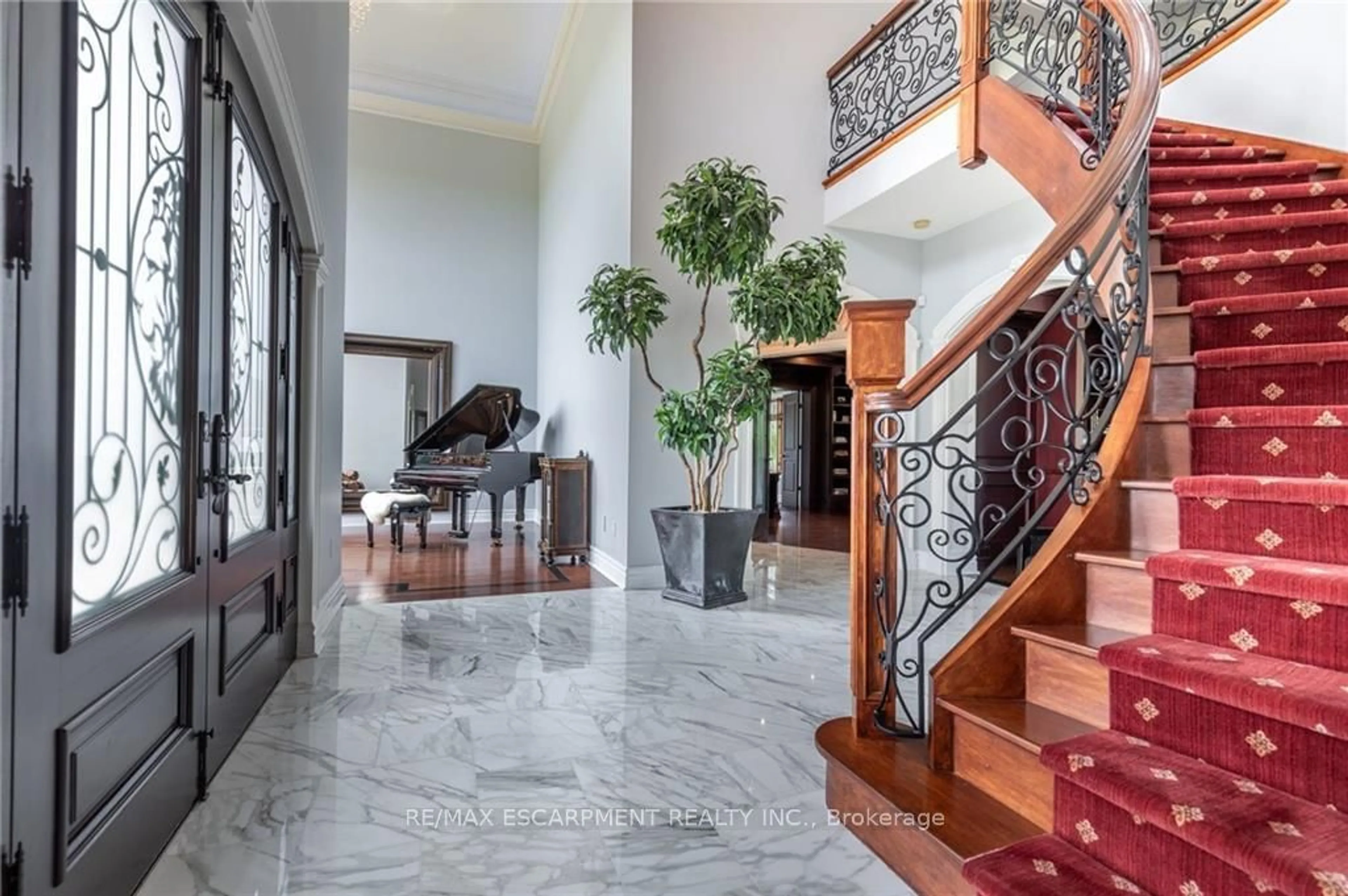 Indoor foyer for 2659 2 Side Rd, Burlington Ontario L7M 0T7