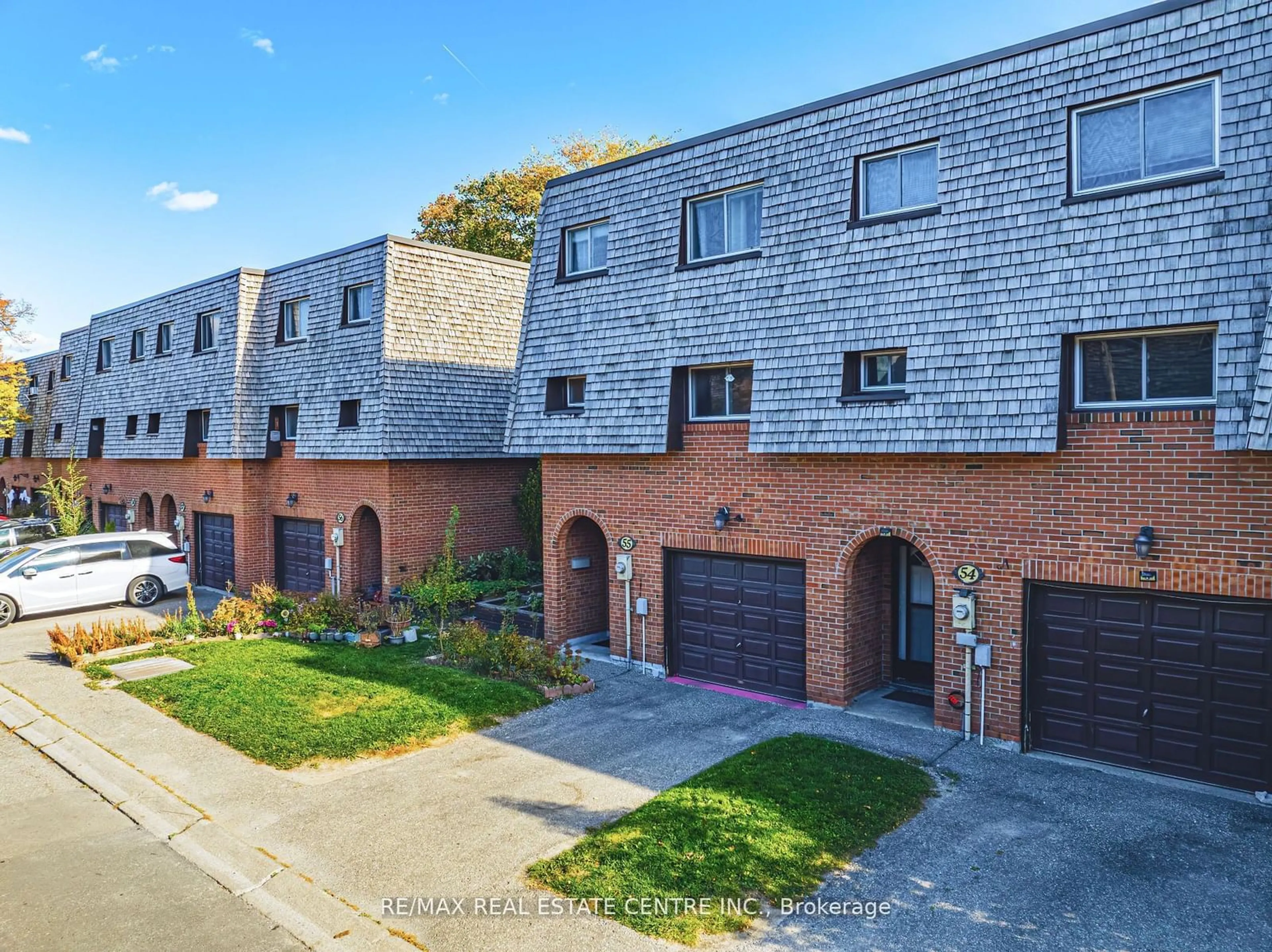 A pic from outside/outdoor area/front of a property/back of a property/a pic from drone, street for 55 Briar Path, Brampton Ontario L6T 2A3