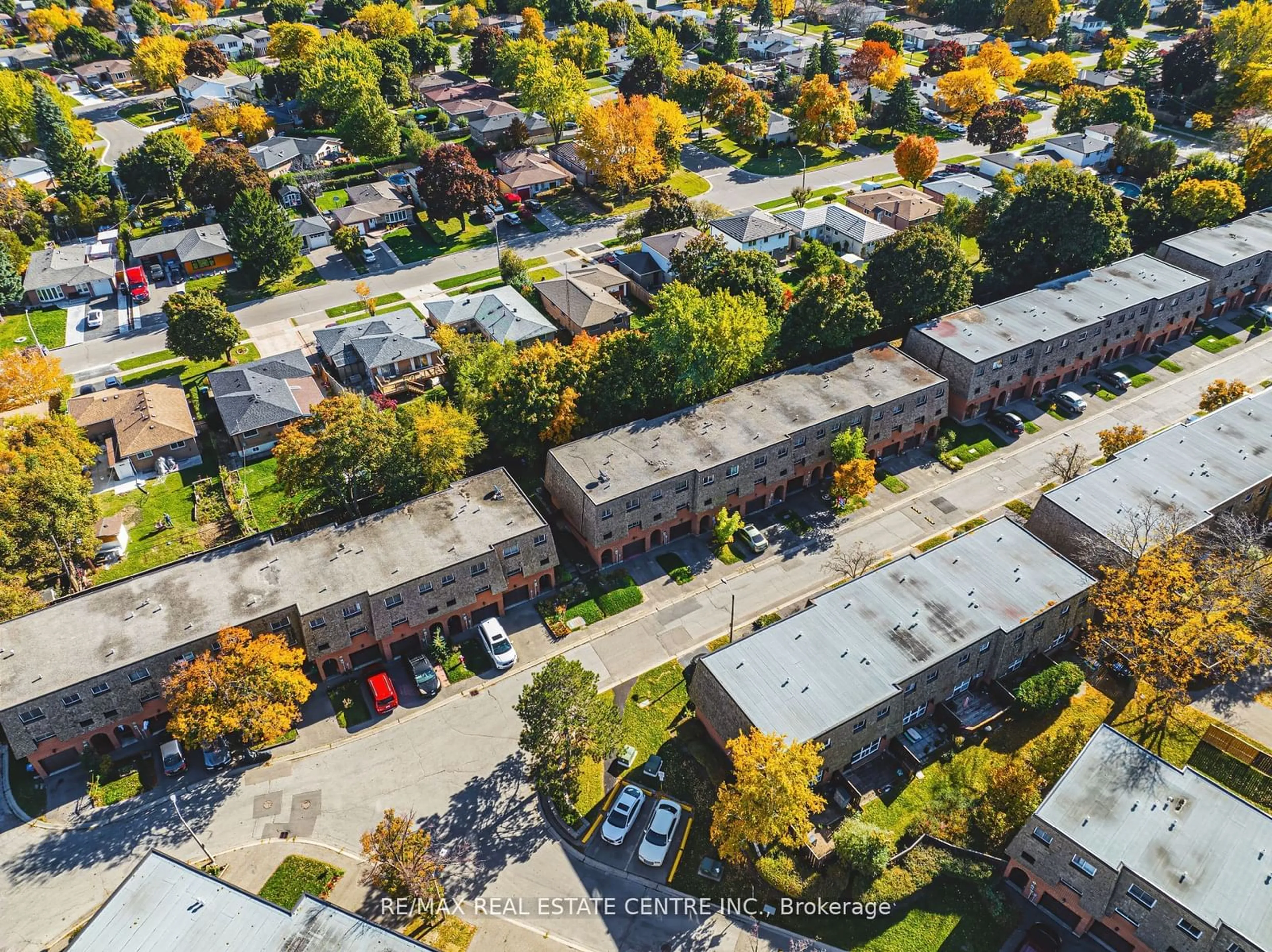 A pic from outside/outdoor area/front of a property/back of a property/a pic from drone, street for 55 Briar Path, Brampton Ontario L6T 2A3