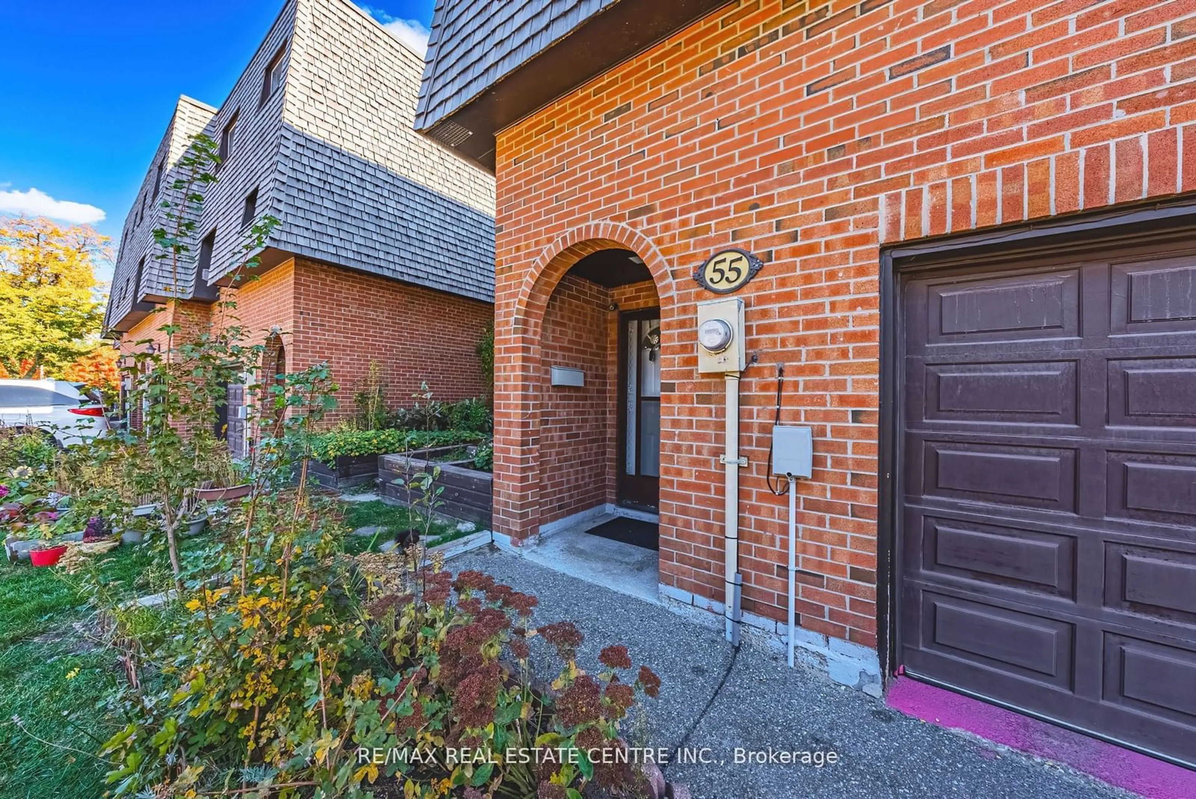 Home with brick exterior material, street for 55 Briar Path, Brampton Ontario L6T 2A3