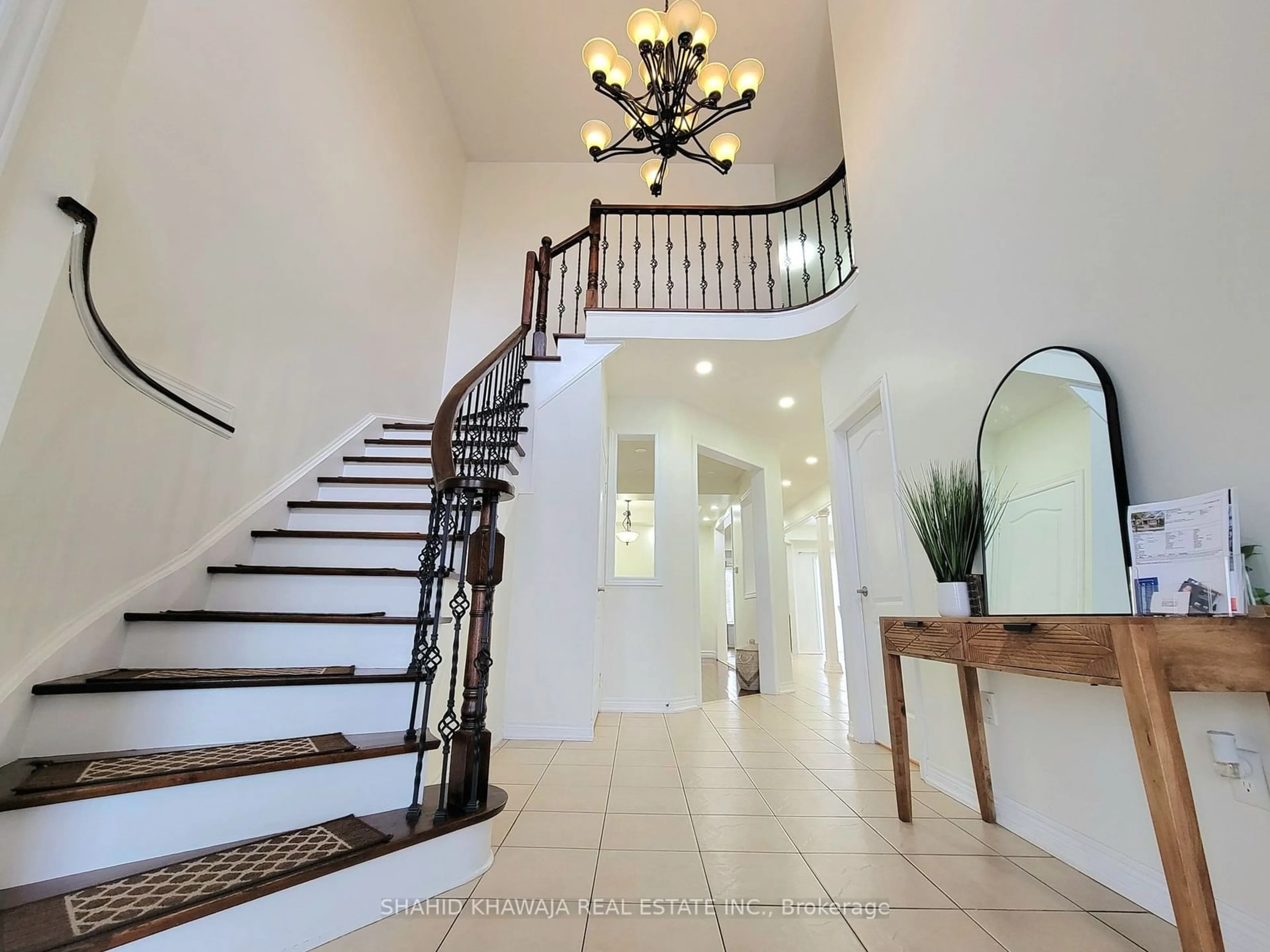 Indoor foyer for 1051 McClenahan Cres, Milton Ontario L9T 6W6