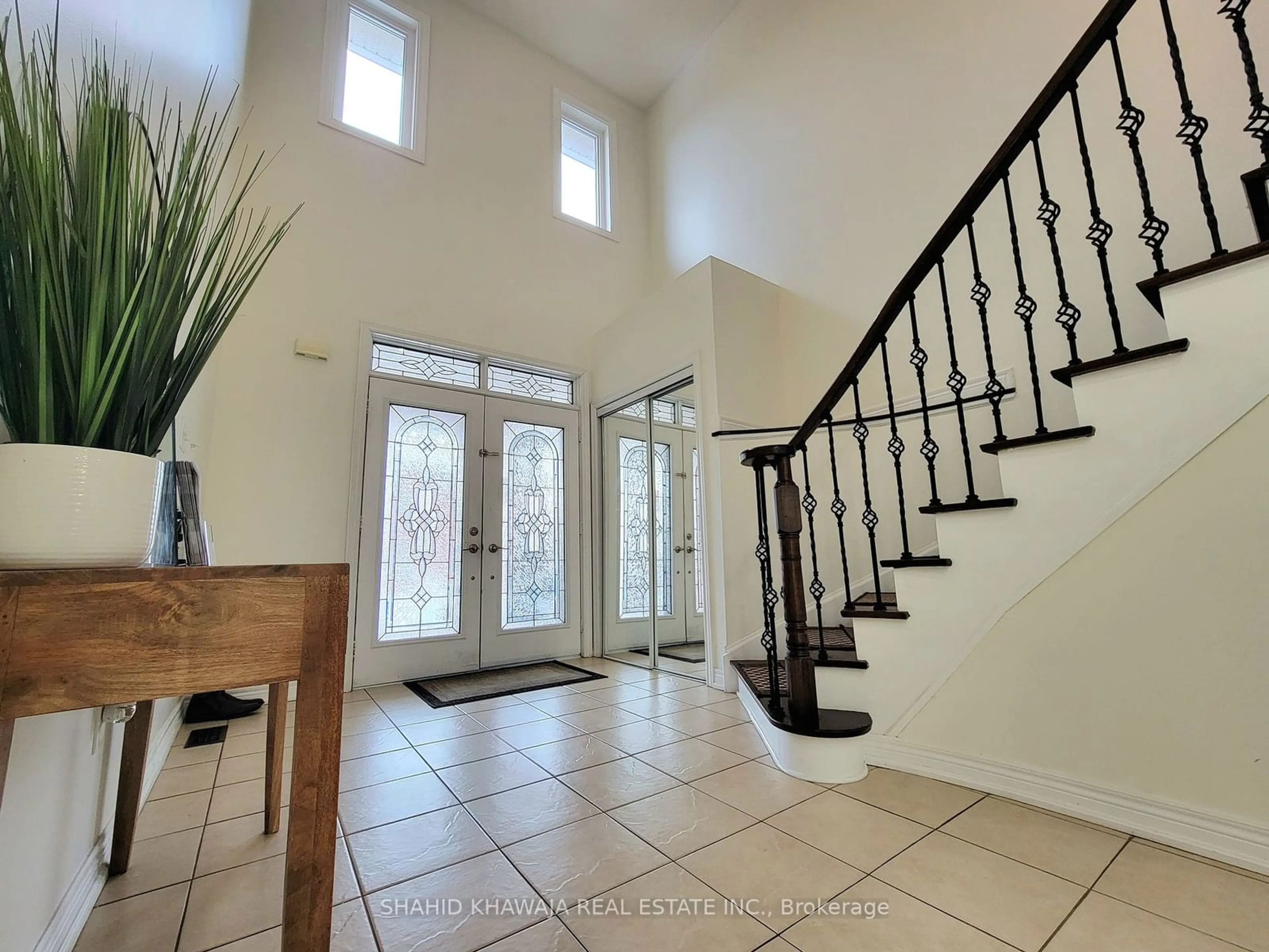 Indoor entryway for 1051 McClenahan Cres, Milton Ontario L9T 6W6