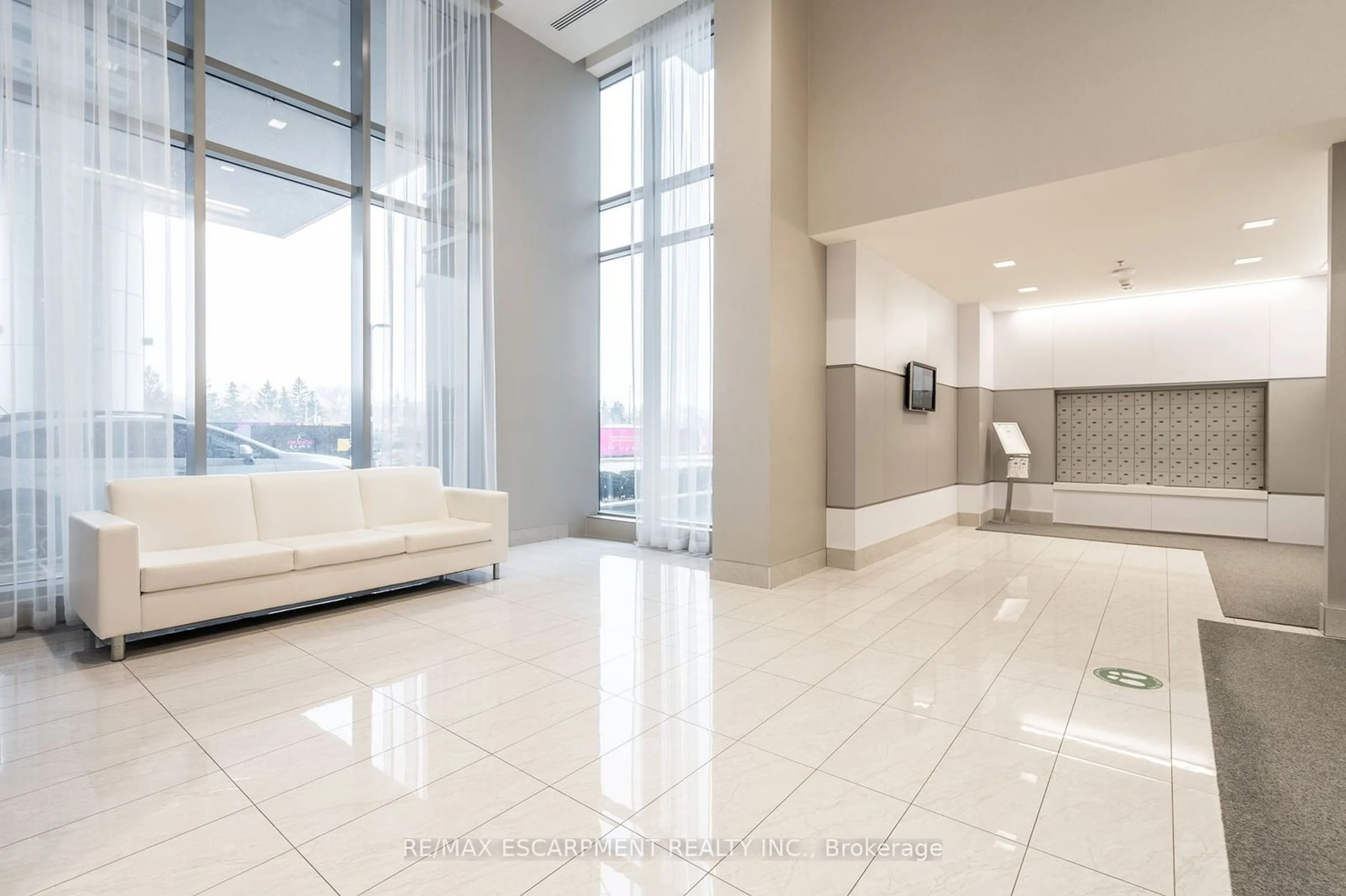 Indoor foyer for 2087 Fairview St #1908, Burlington Ontario L7R 0E5