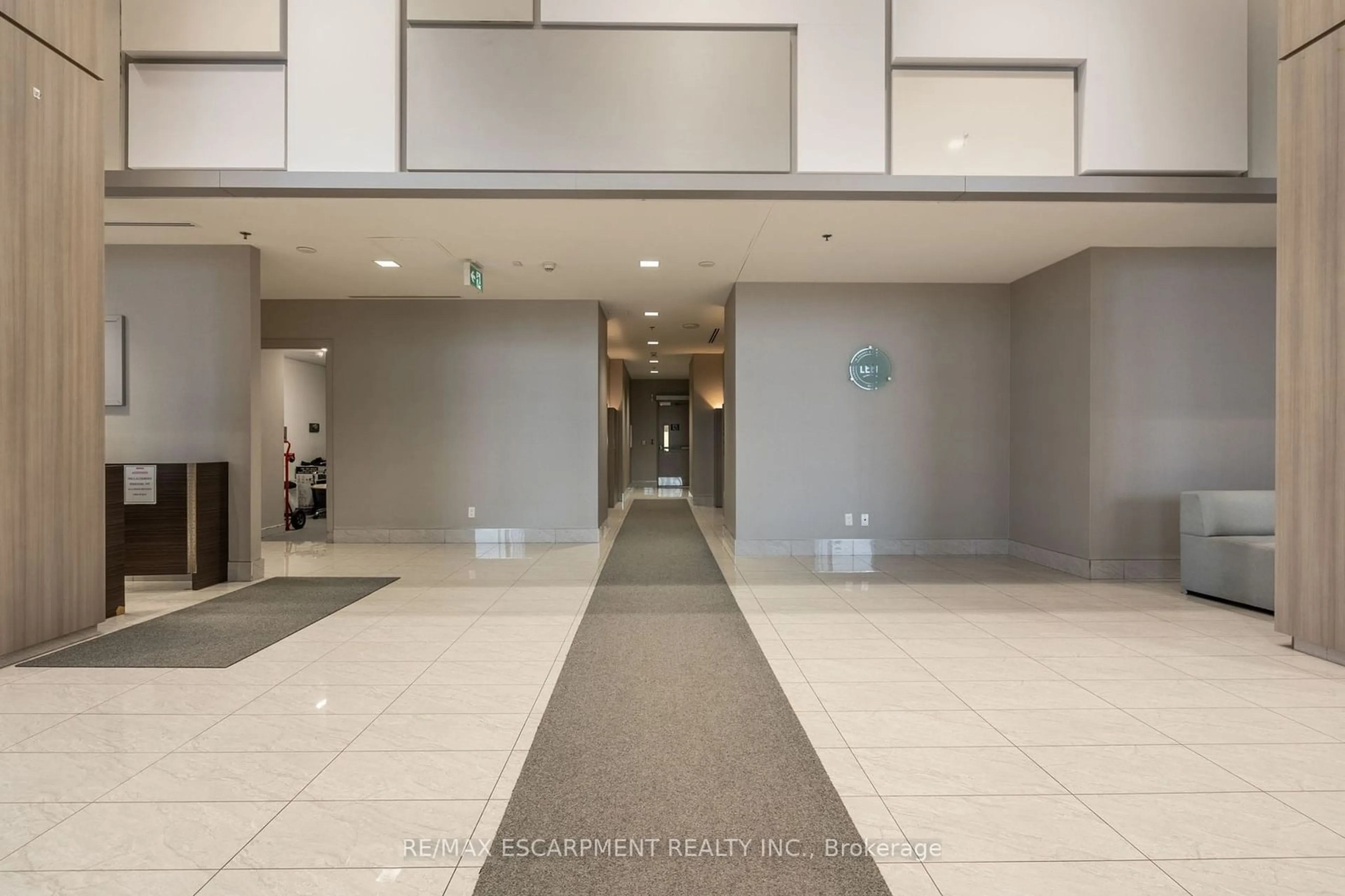 Indoor foyer for 2087 Fairview St #1908, Burlington Ontario L7R 0E5