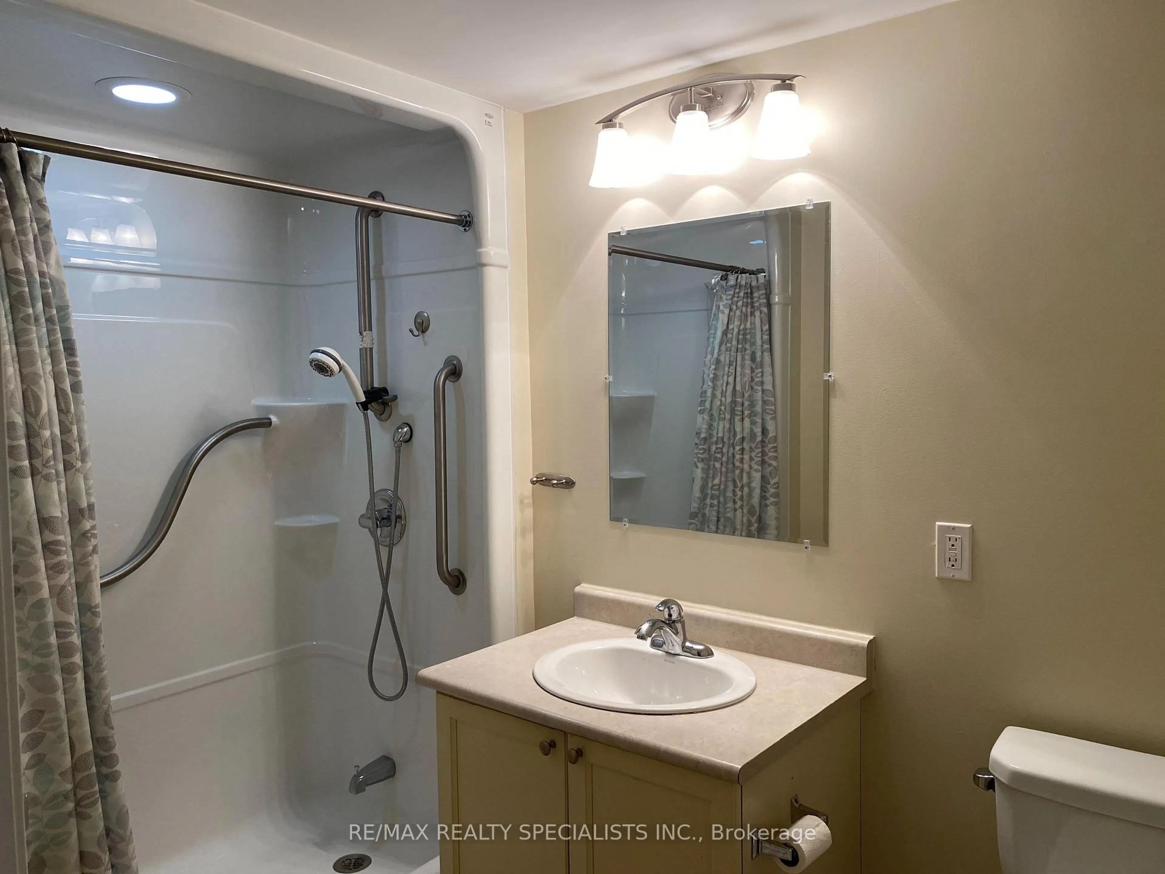 Standard bathroom, ceramic/tile floor for 810 Scollard Crt #206, Mississauga Ontario L5V 0A4