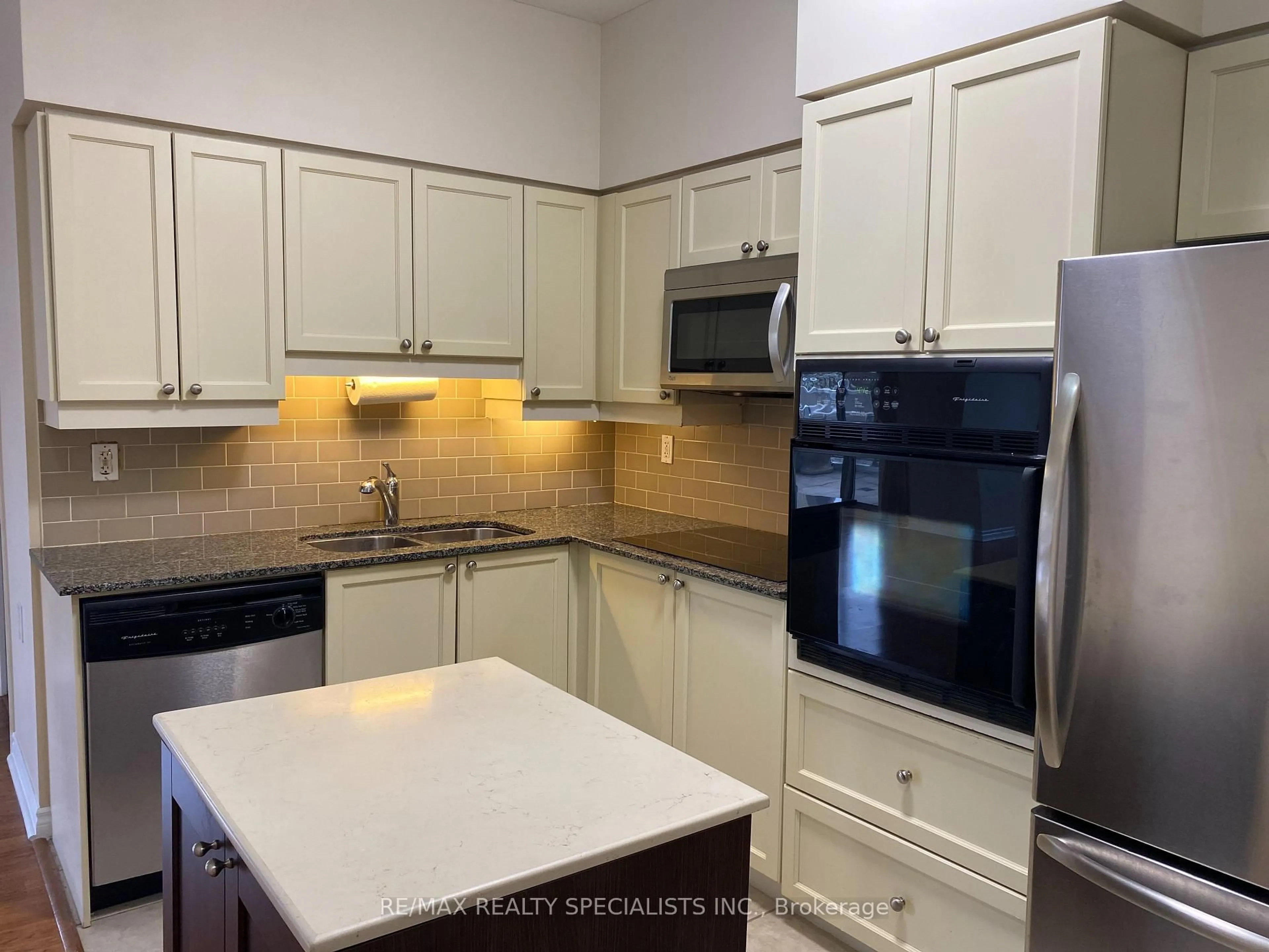 Standard kitchen, ceramic/tile floor for 810 Scollard Crt #206, Mississauga Ontario L5V 0A4