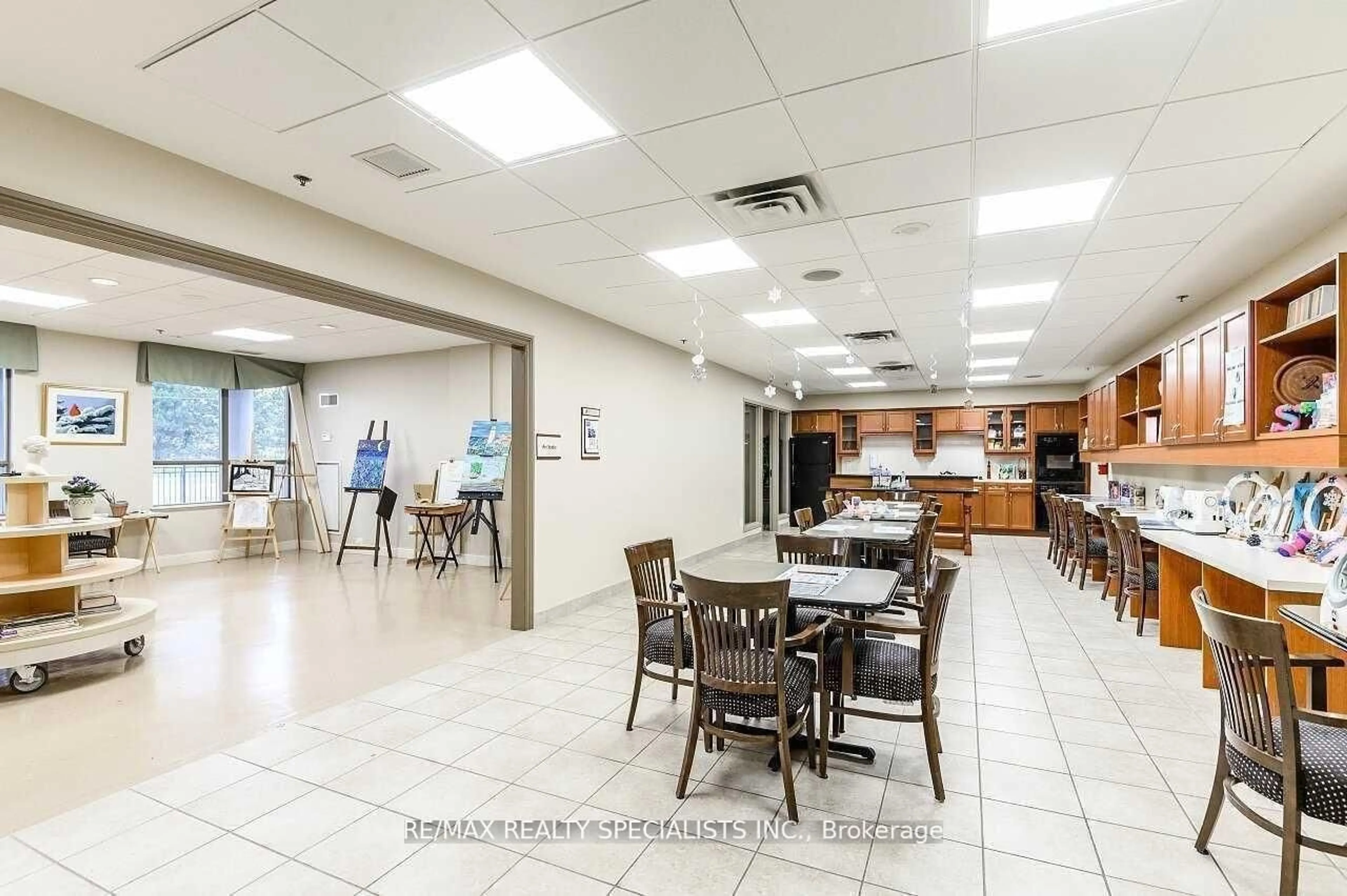 Unknown for 810 Scollard Crt #206, Mississauga Ontario L5V 0A4