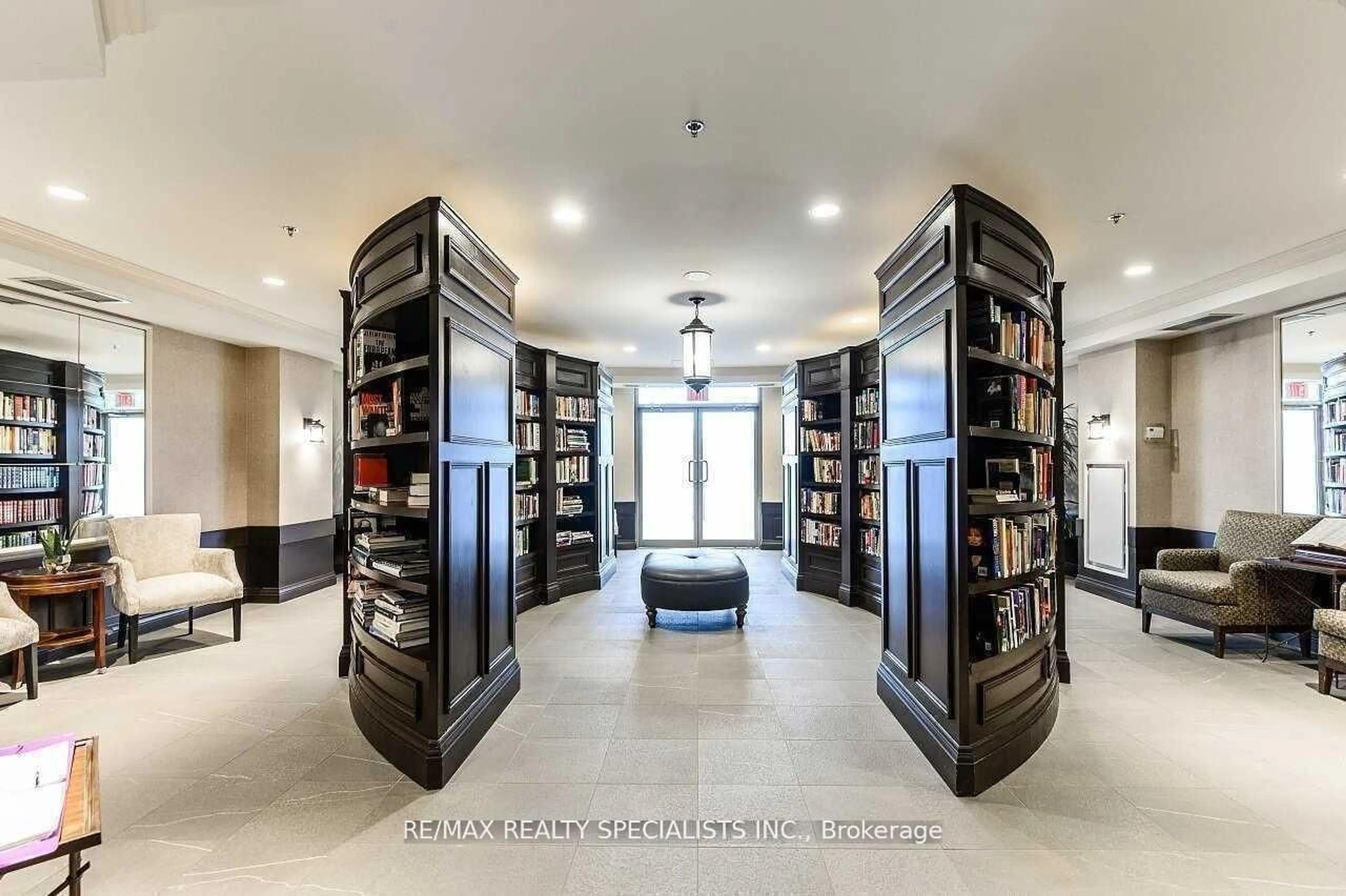 Indoor foyer for 810 Scollard Crt #206, Mississauga Ontario L5V 0A4