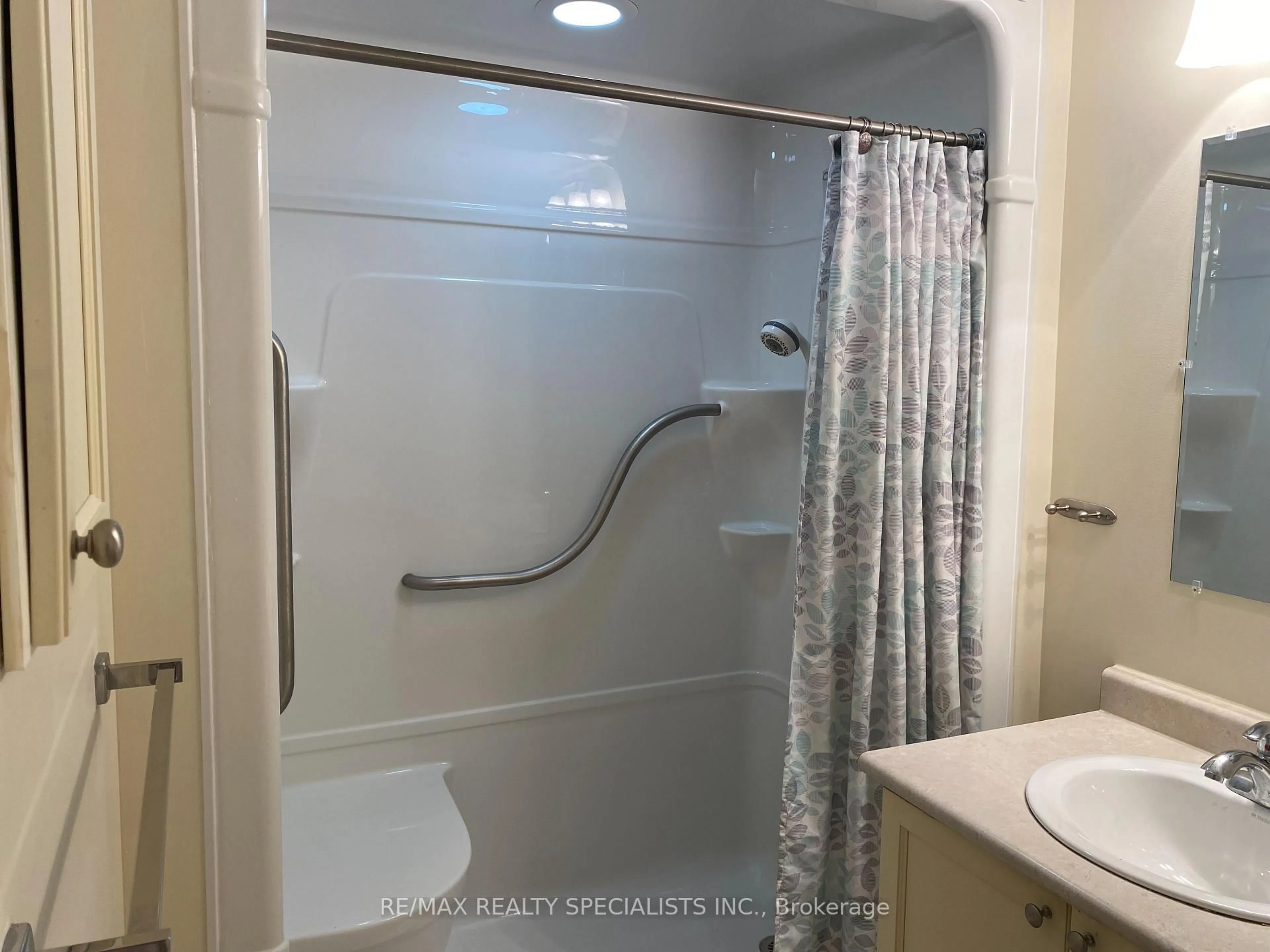 Standard bathroom, floor is not visible for 810 Scollard Crt #206, Mississauga Ontario L5V 0A4