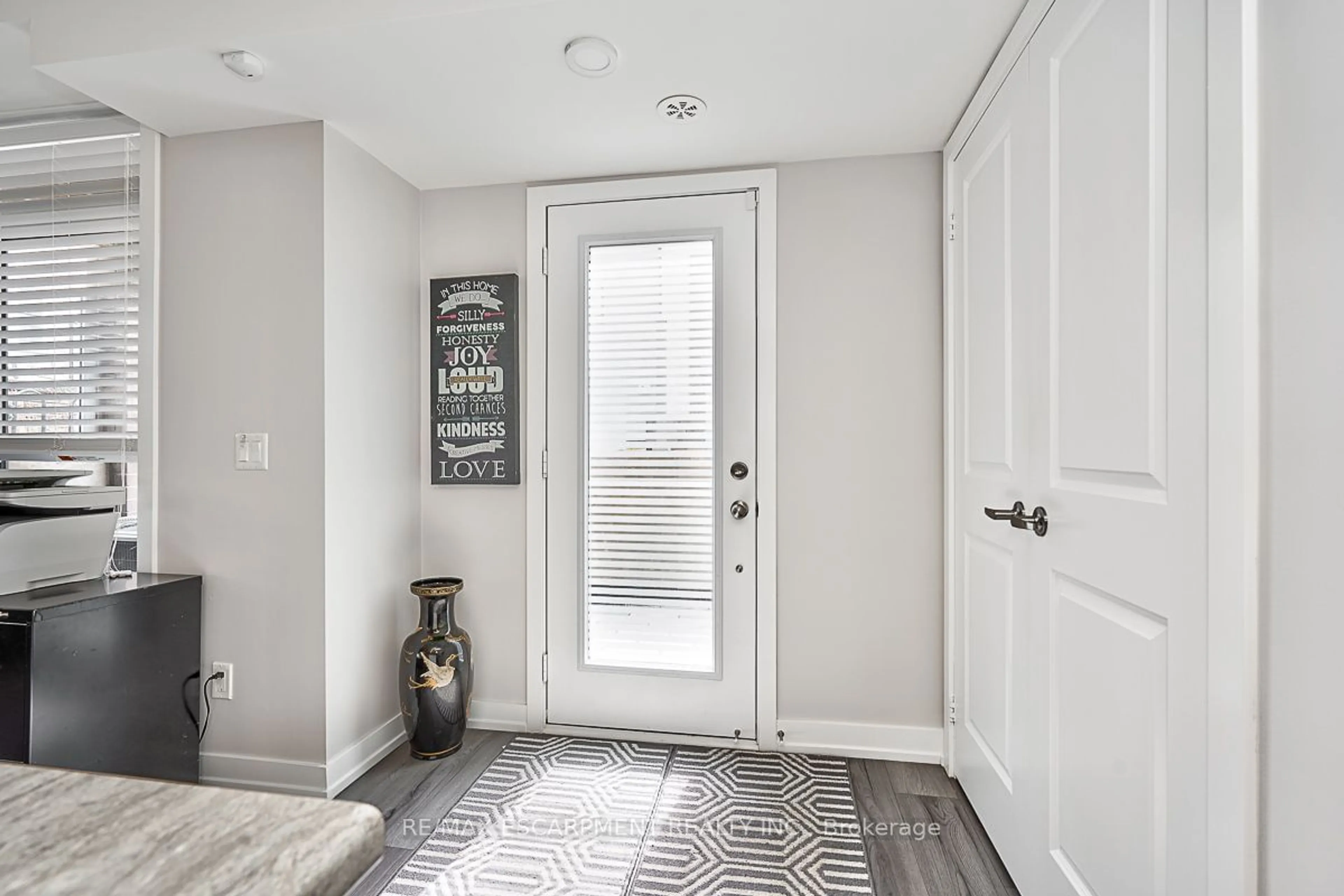 Indoor entryway for 3058 Sixth Line #101, Oakville Ontario L6M 1P8