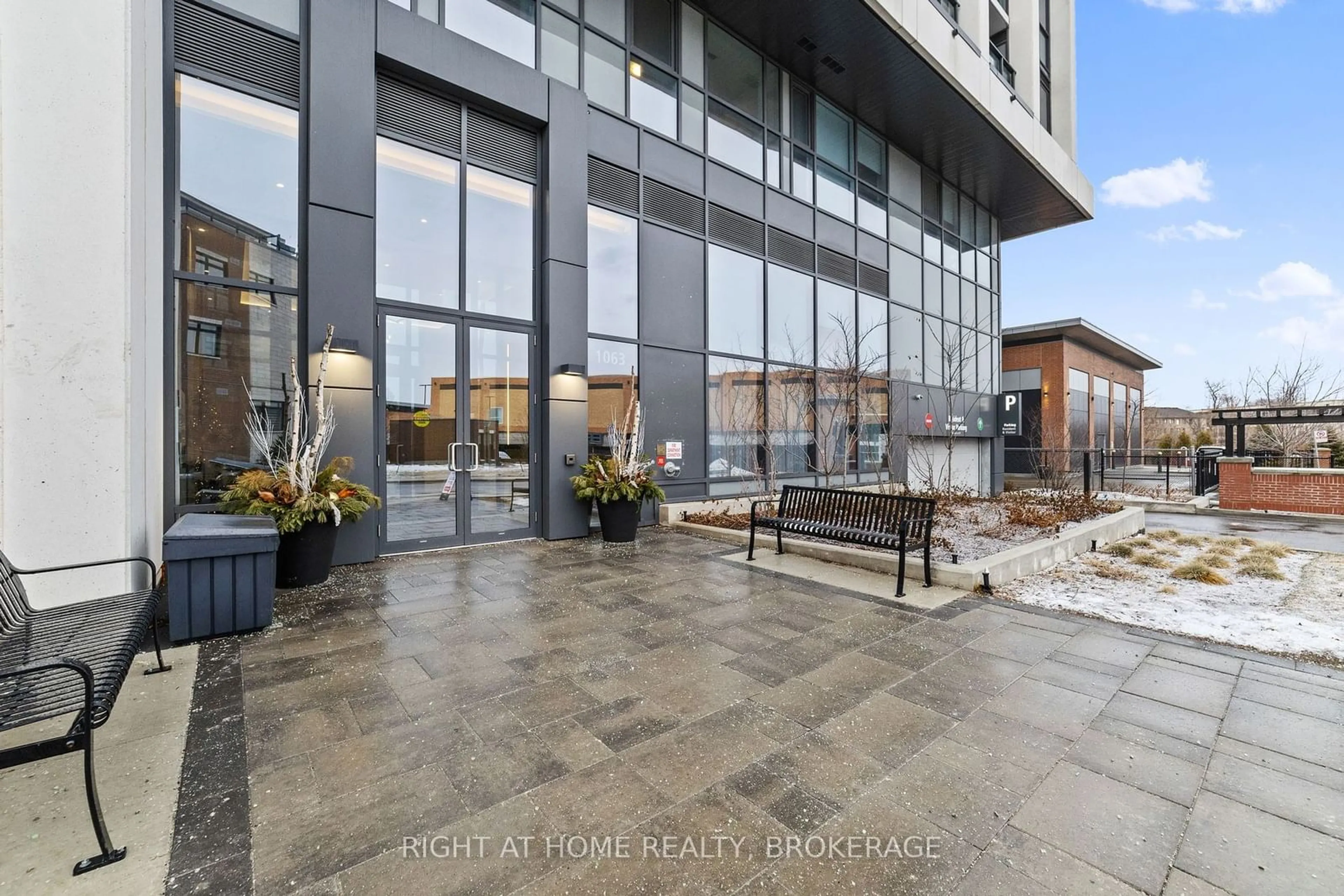 Patio, unknown for 1063 Douglas mccurdy Cmn #211, Mississauga Ontario L5G 0C5