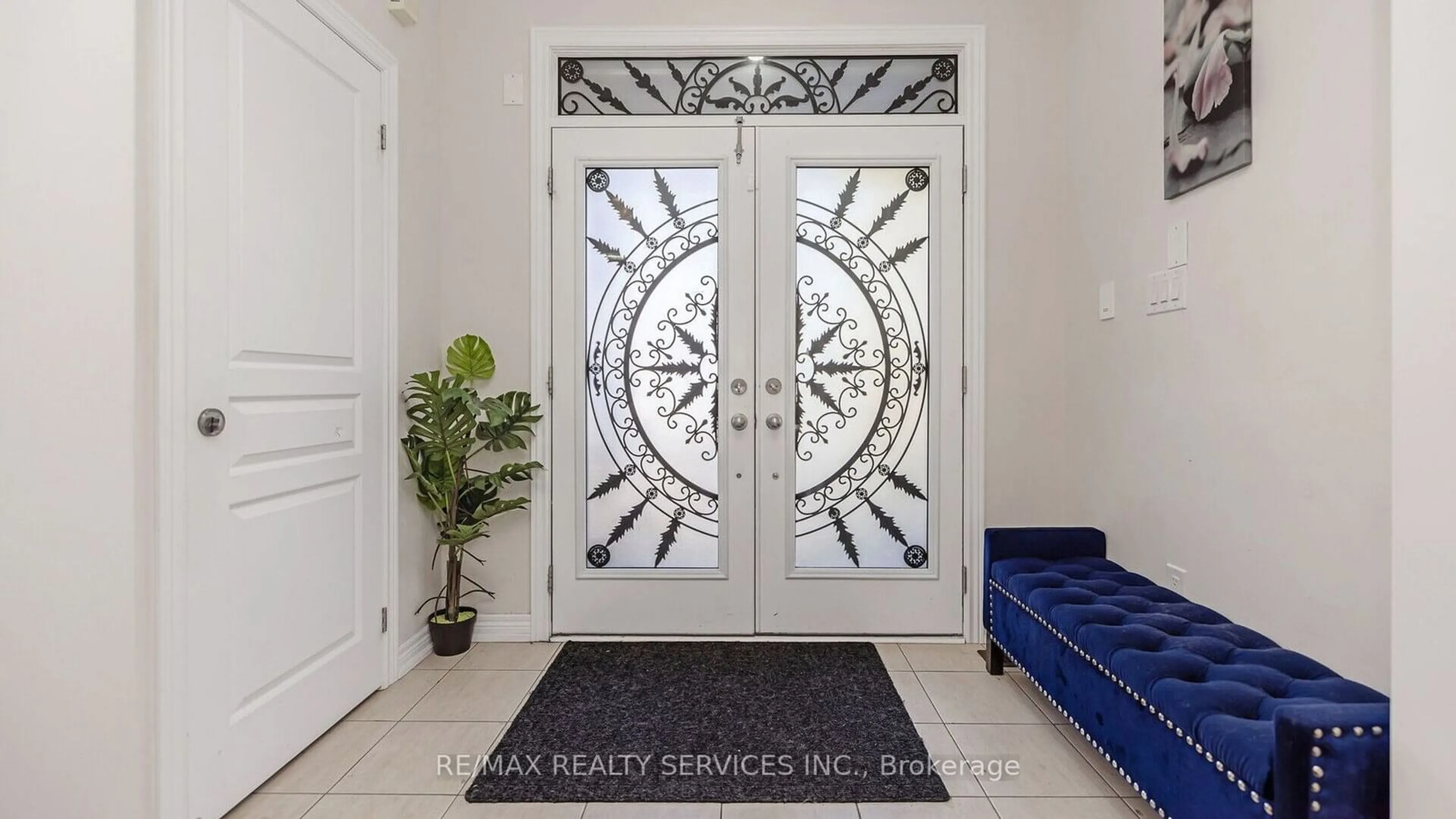 Indoor entryway for 76 Elmcrest Dr, Brampton Ontario L6Y 5Z1