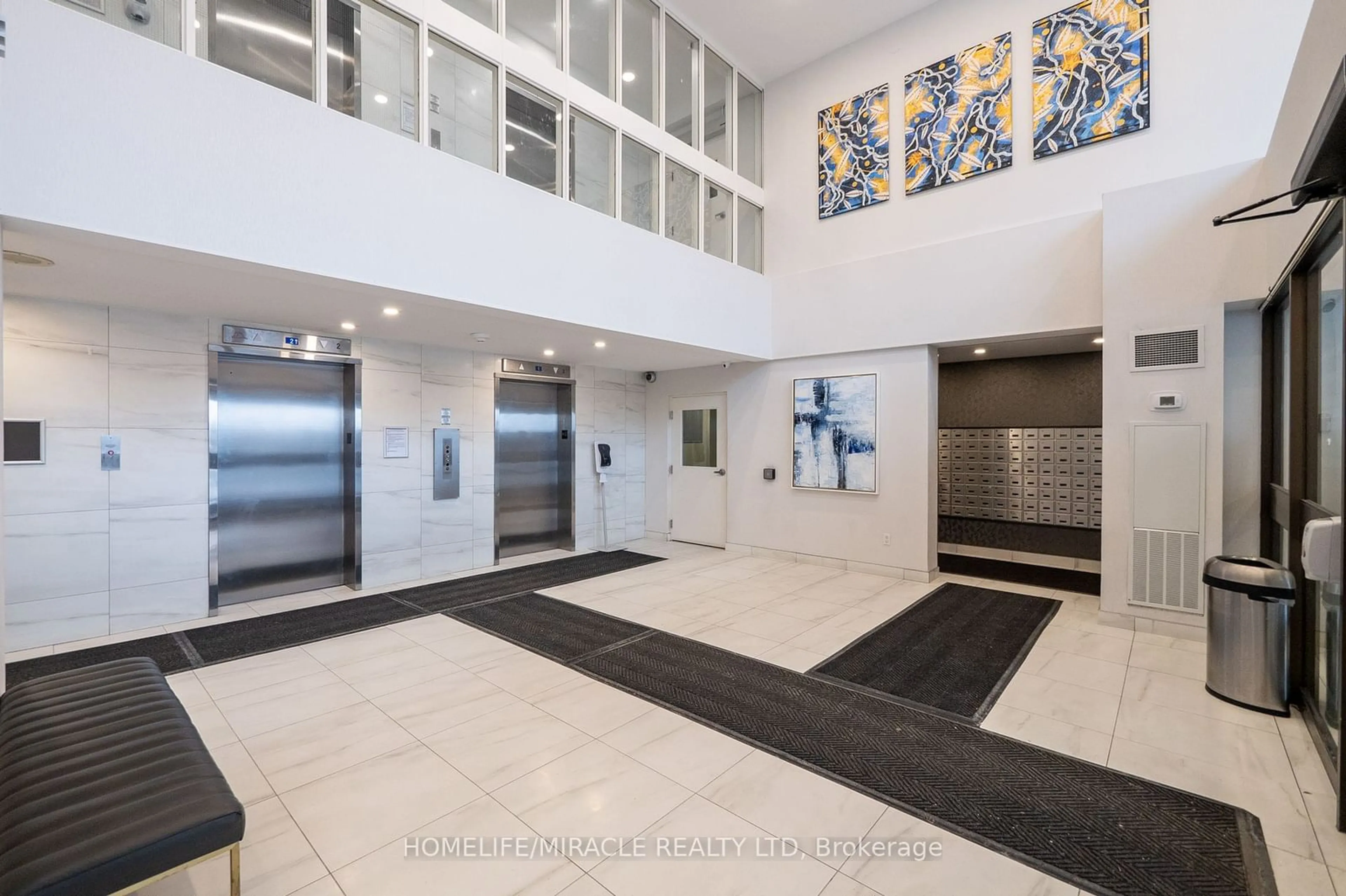 Indoor foyer for 1580 Mississauga Valley Blvd #1211, Mississauga Ontario L5A 3T8