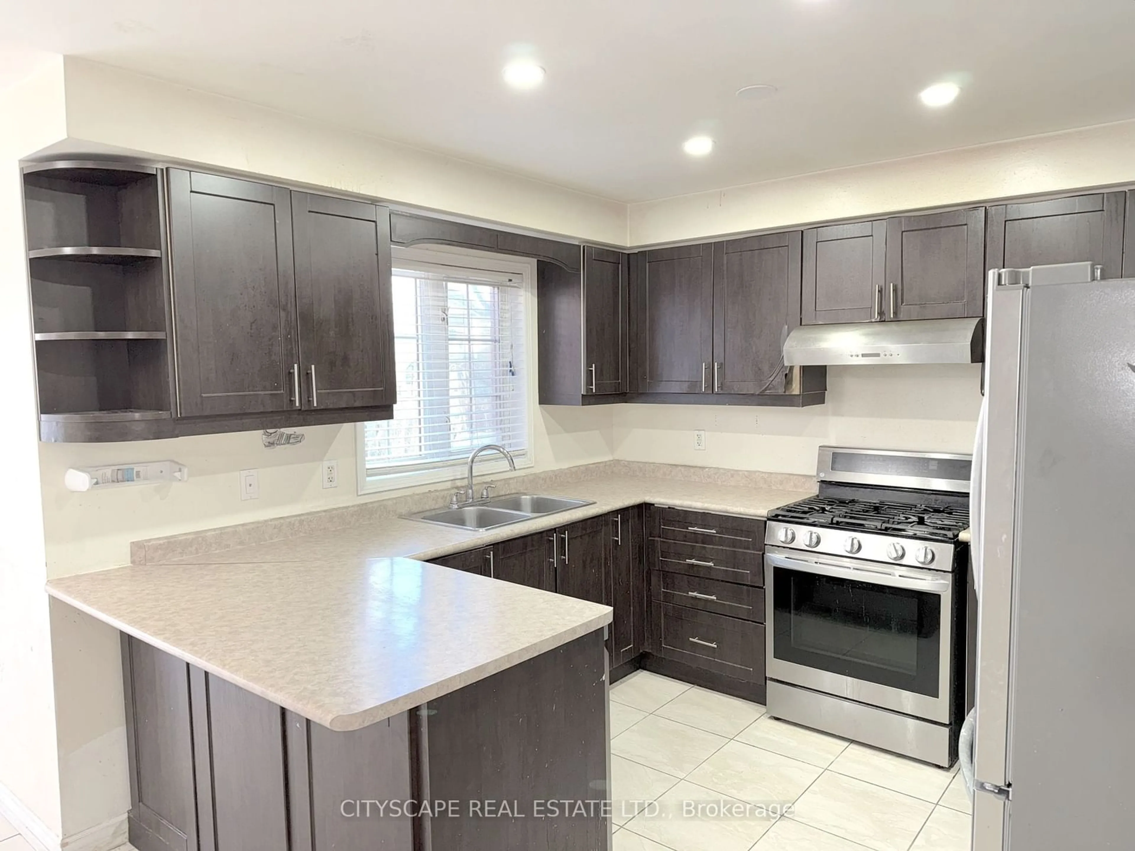 Open concept kitchen, ceramic/tile floor for 4270 Trailmaster Dr, Mississauga Ontario L5V 3C1