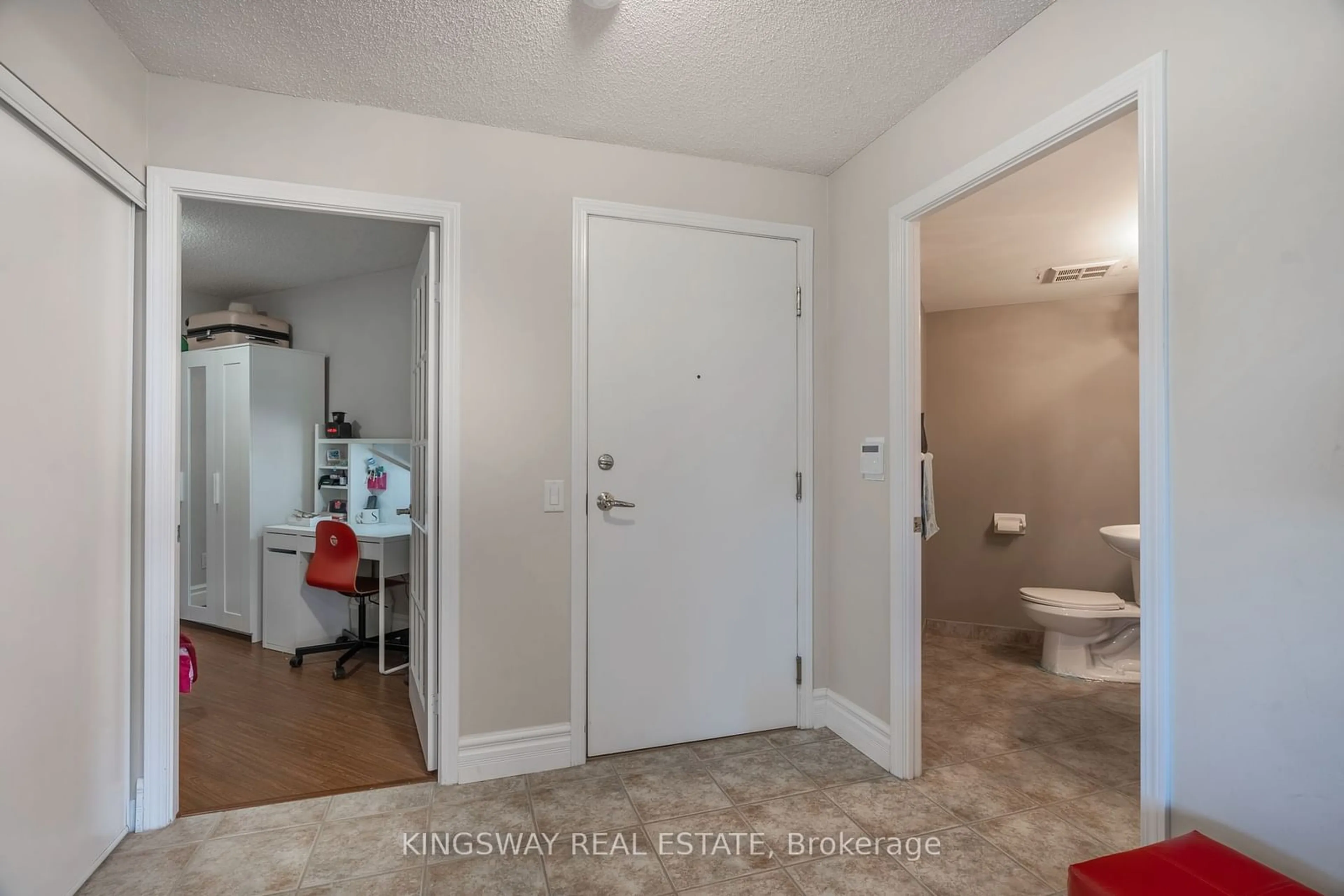 Indoor entryway for 25 Kingsbridge Garden Circ #2018, Mississauga Ontario L5R 4B1