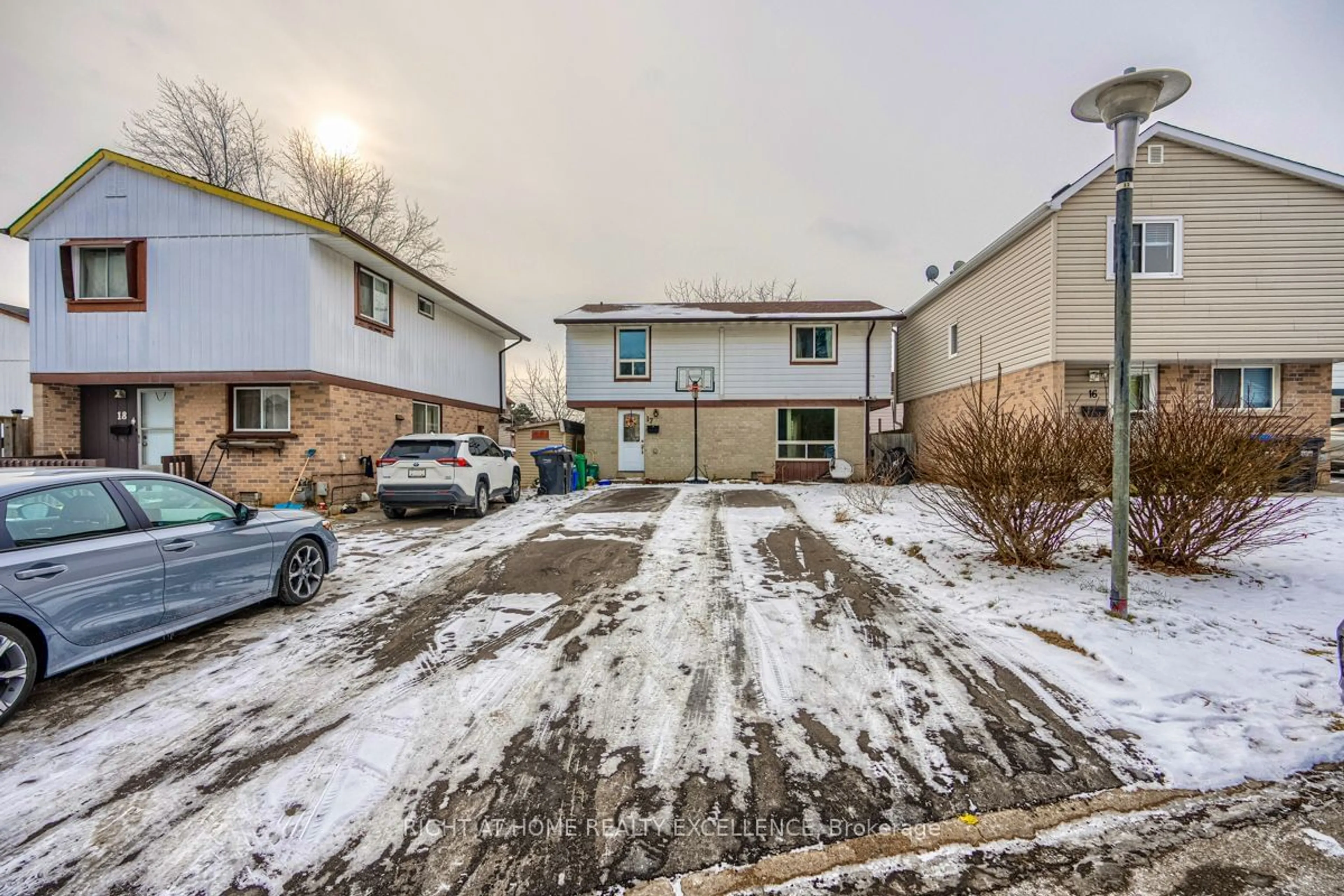 A pic from outside/outdoor area/front of a property/back of a property/a pic from drone, street for 17 Hilldowntree Tr, Brampton Ontario L6S 1P7