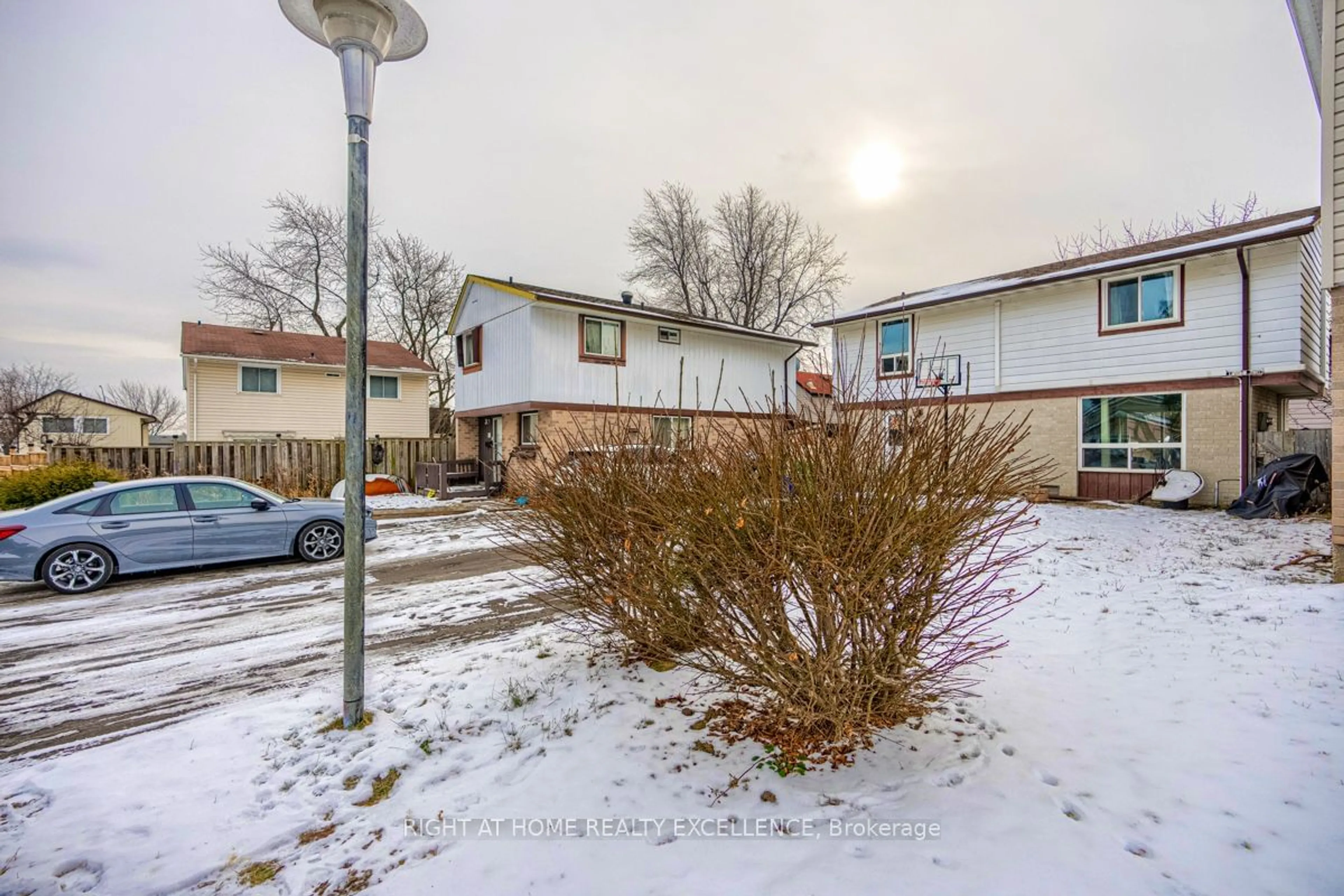 Patio, street for 17 Hilldowntree Tr, Brampton Ontario L6S 1P7