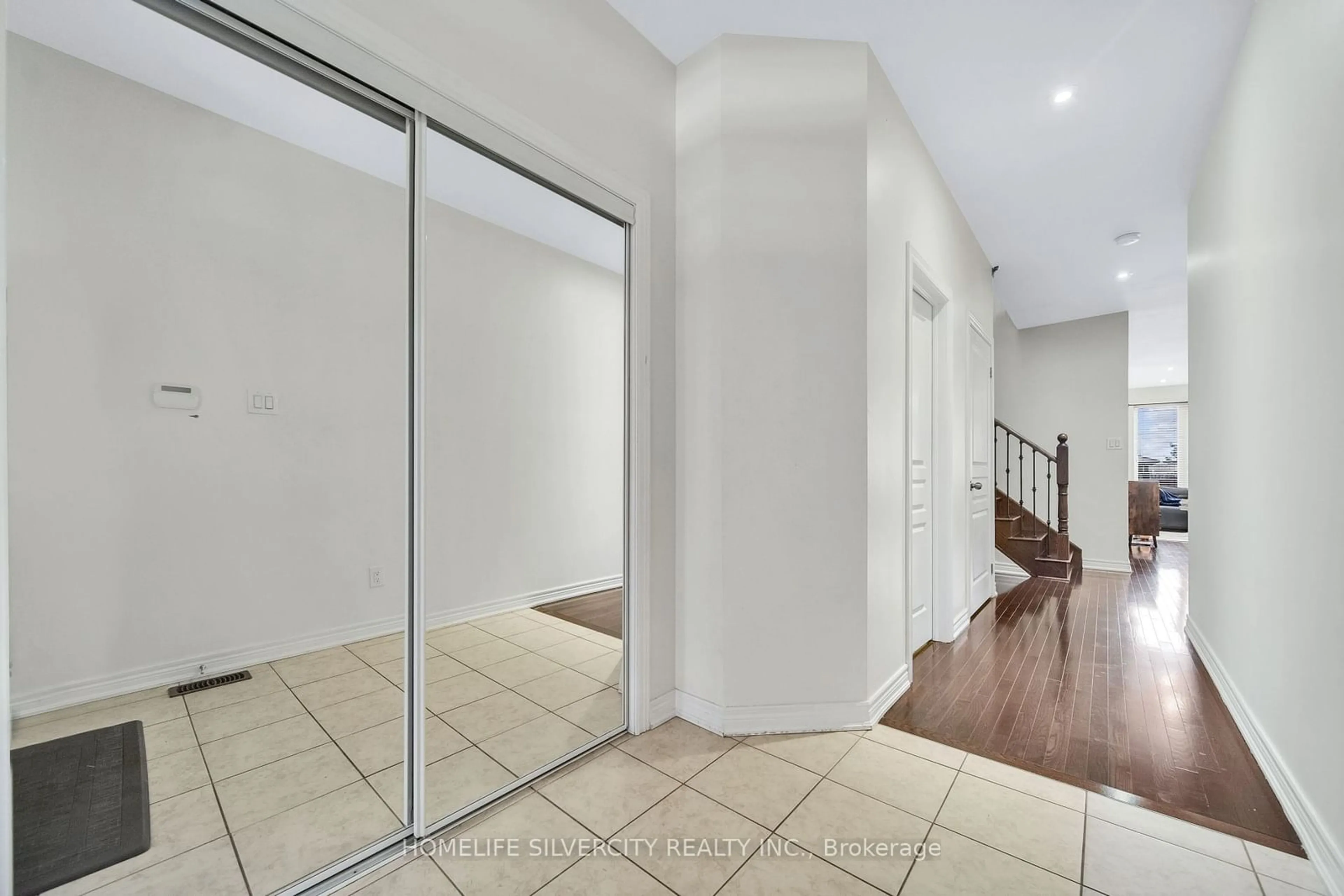 Indoor foyer for 7 Pendulum Circ, Brampton Ontario L6R 3N5