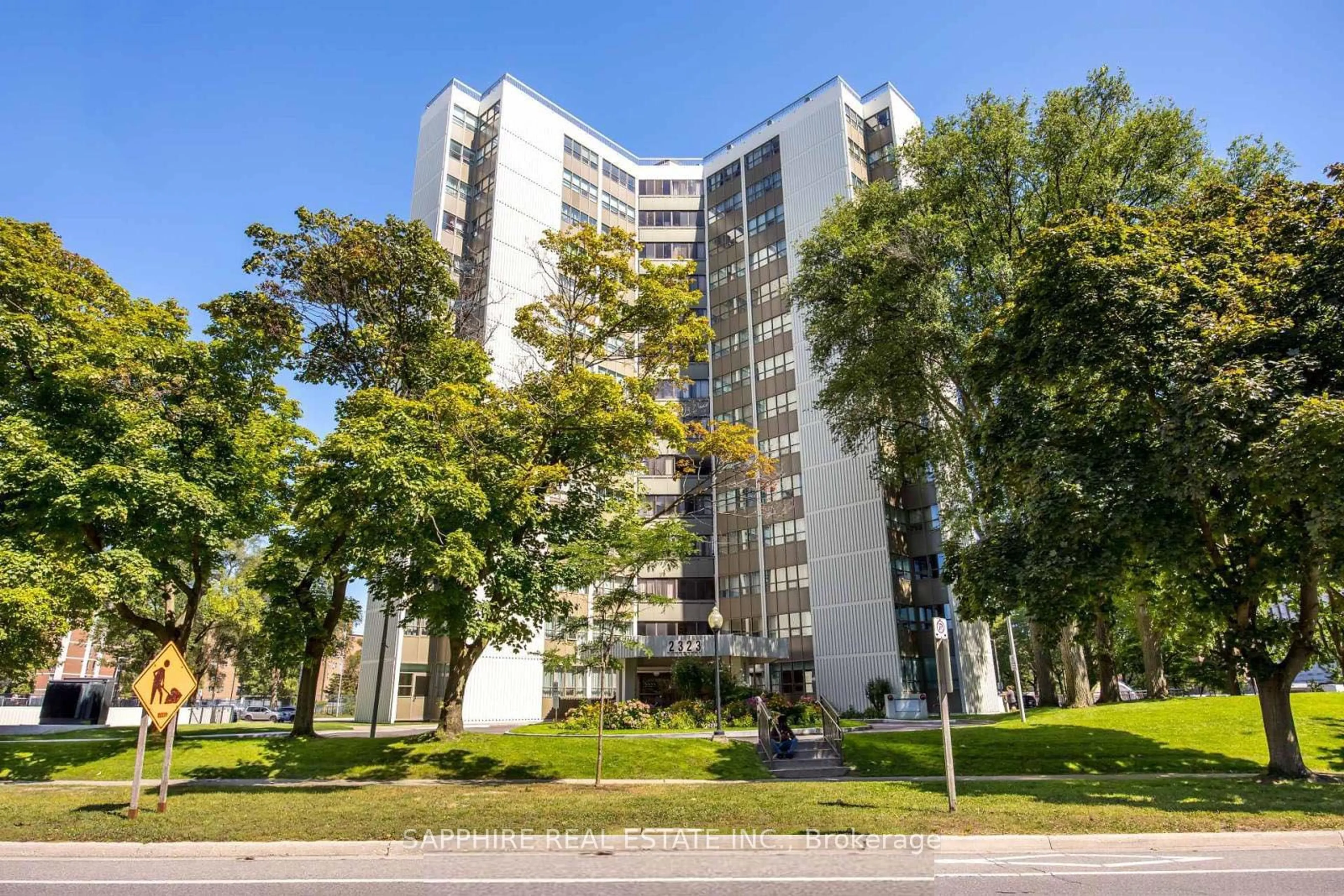 Indoor foyer for 2323 Confederation Pkwy #1207, Mississauga Ontario L5B 1R6