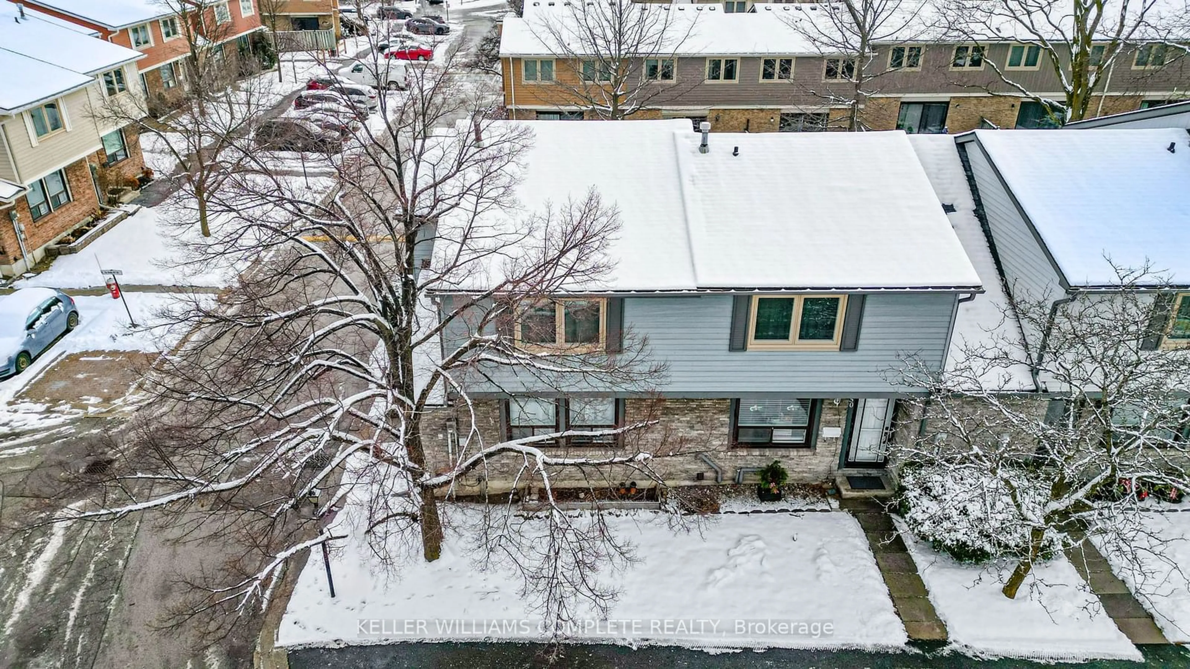 A pic from outside/outdoor area/front of a property/back of a property/a pic from drone, street for 98 Falconer Dr #51, Mississauga Ontario L5N 1Y2