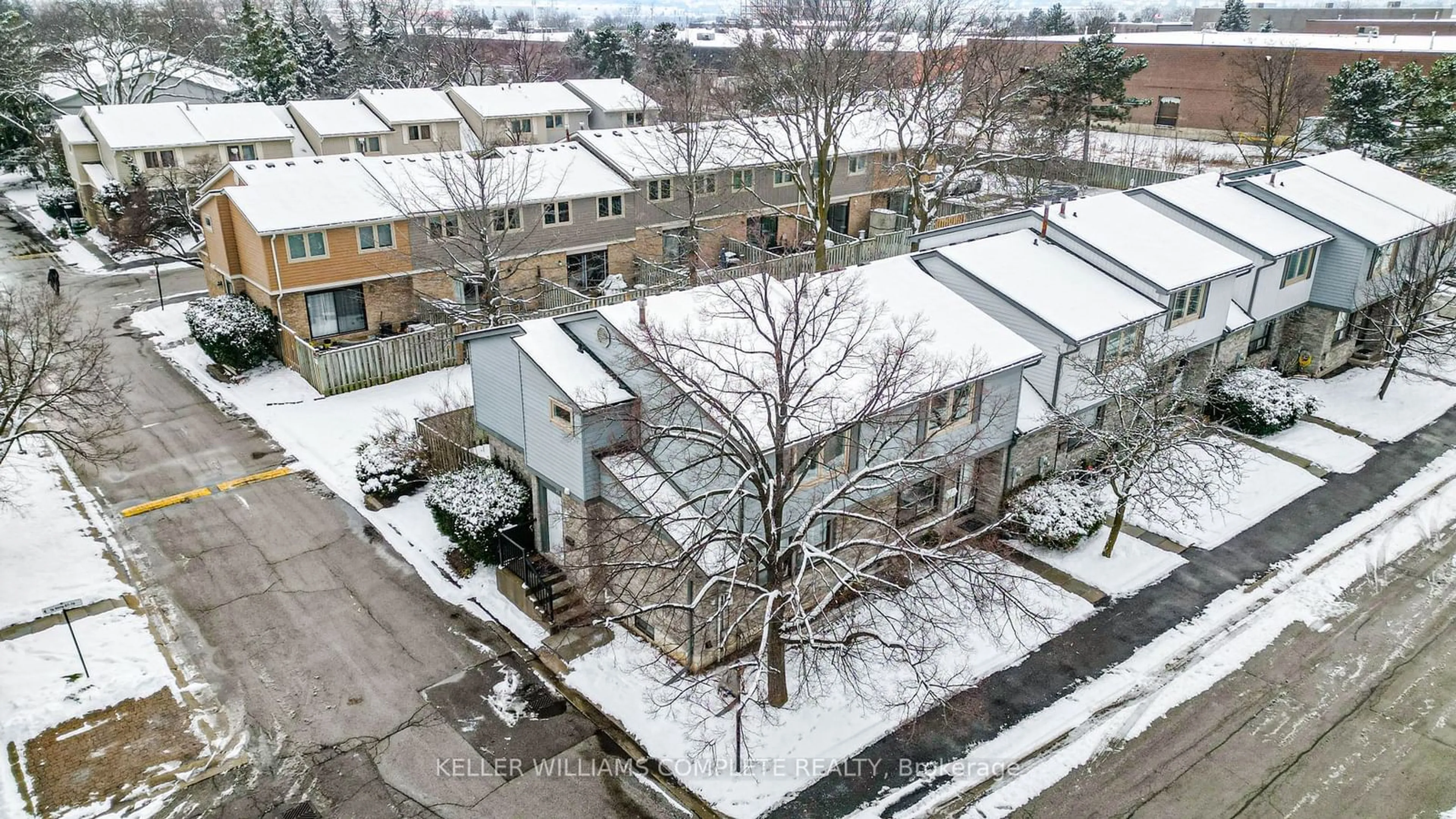 A pic from outside/outdoor area/front of a property/back of a property/a pic from drone, unknown for 98 Falconer Dr #51, Mississauga Ontario L5N 1Y2