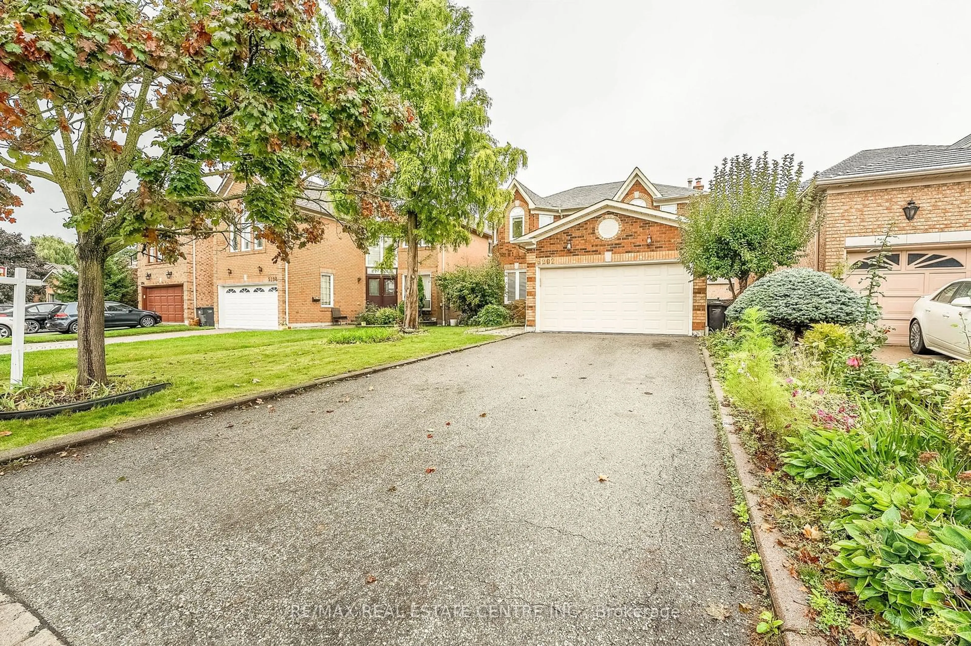 A pic from outside/outdoor area/front of a property/back of a property/a pic from drone, street for 5202 Buttermill Crt, Mississauga Ontario L5V 1S4