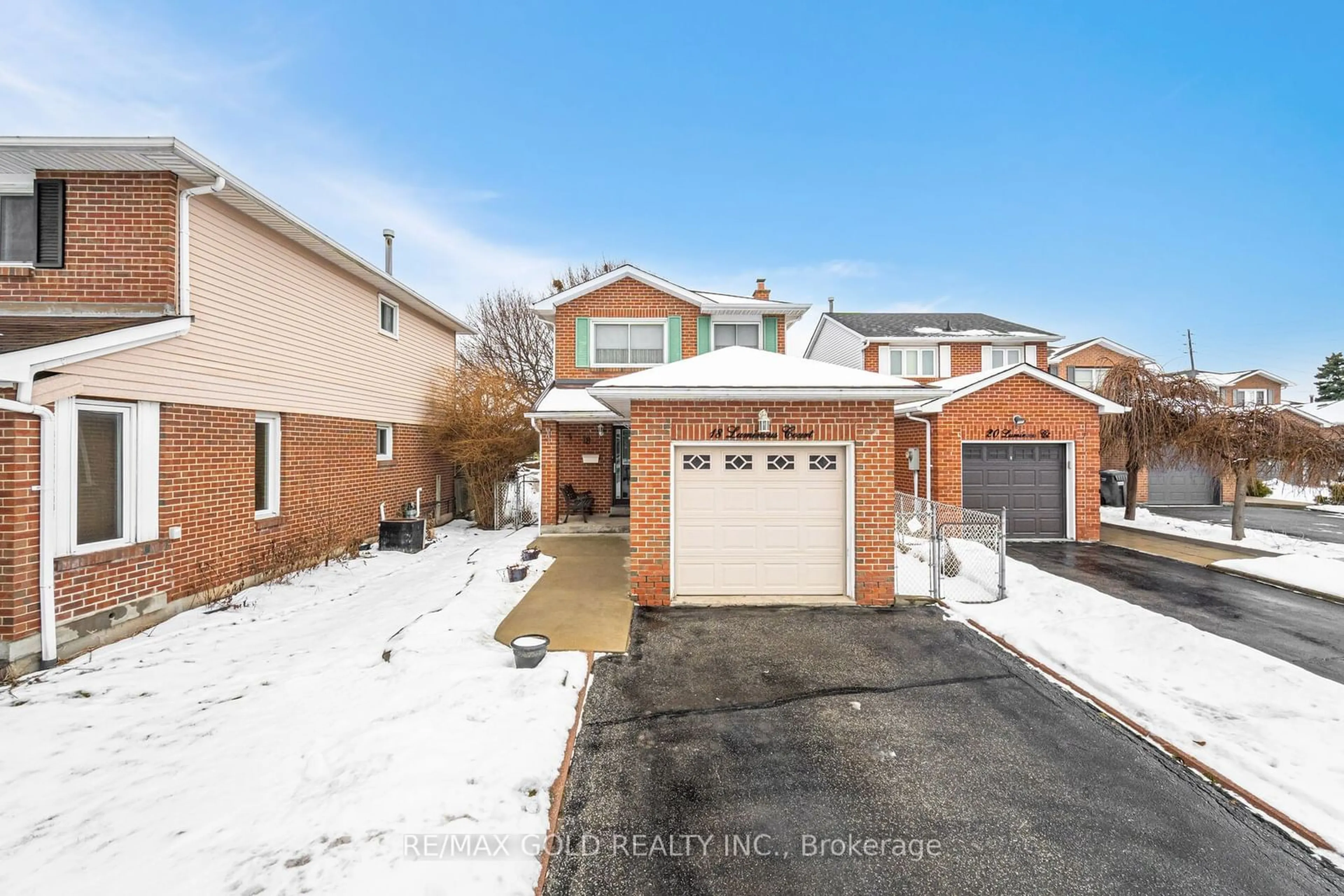 A pic from outside/outdoor area/front of a property/back of a property/a pic from drone, street for 18 Luminous Crt, Brampton Ontario L6Z 2B3