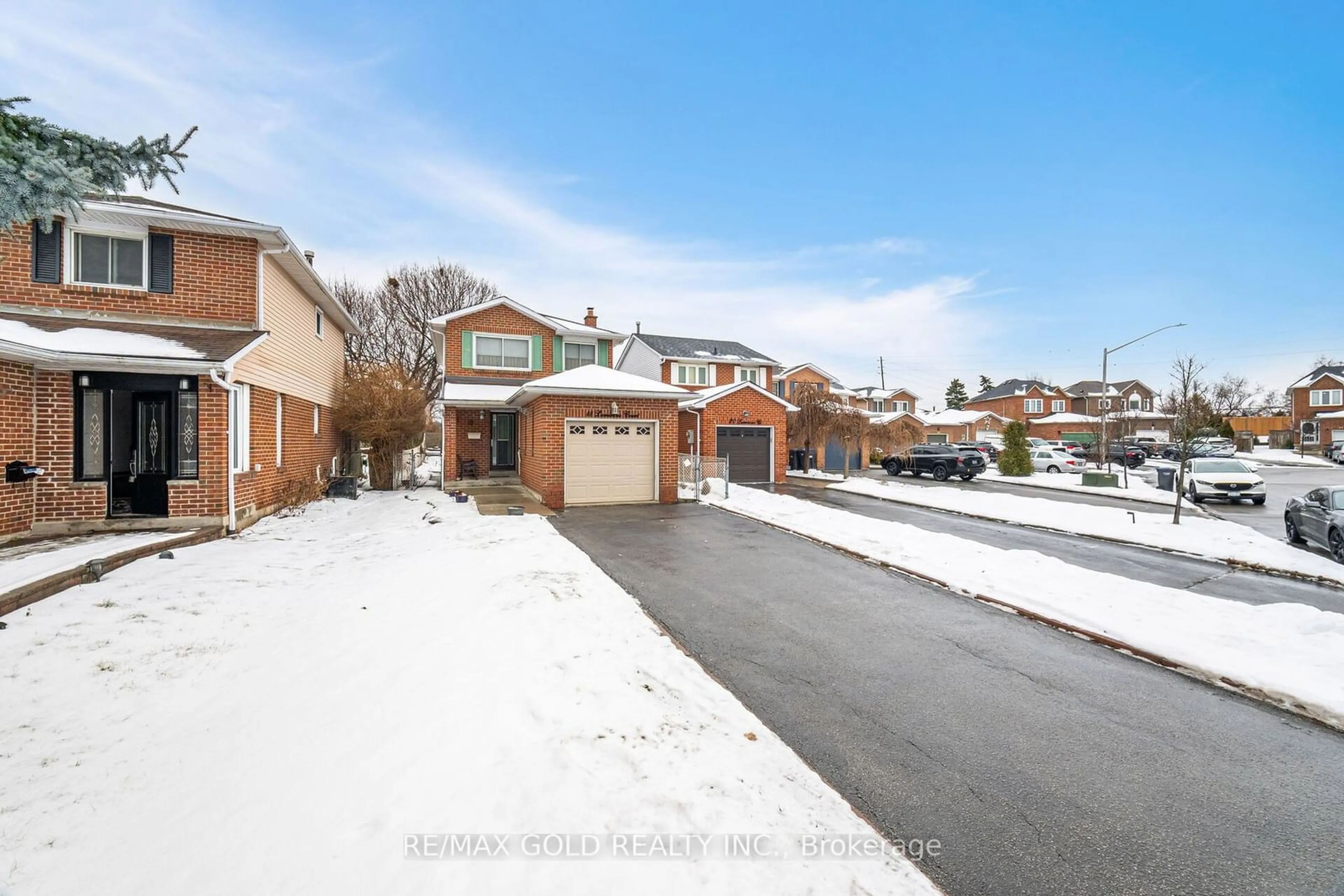 A pic from outside/outdoor area/front of a property/back of a property/a pic from drone, street for 18 Luminous Crt, Brampton Ontario L6Z 2B3