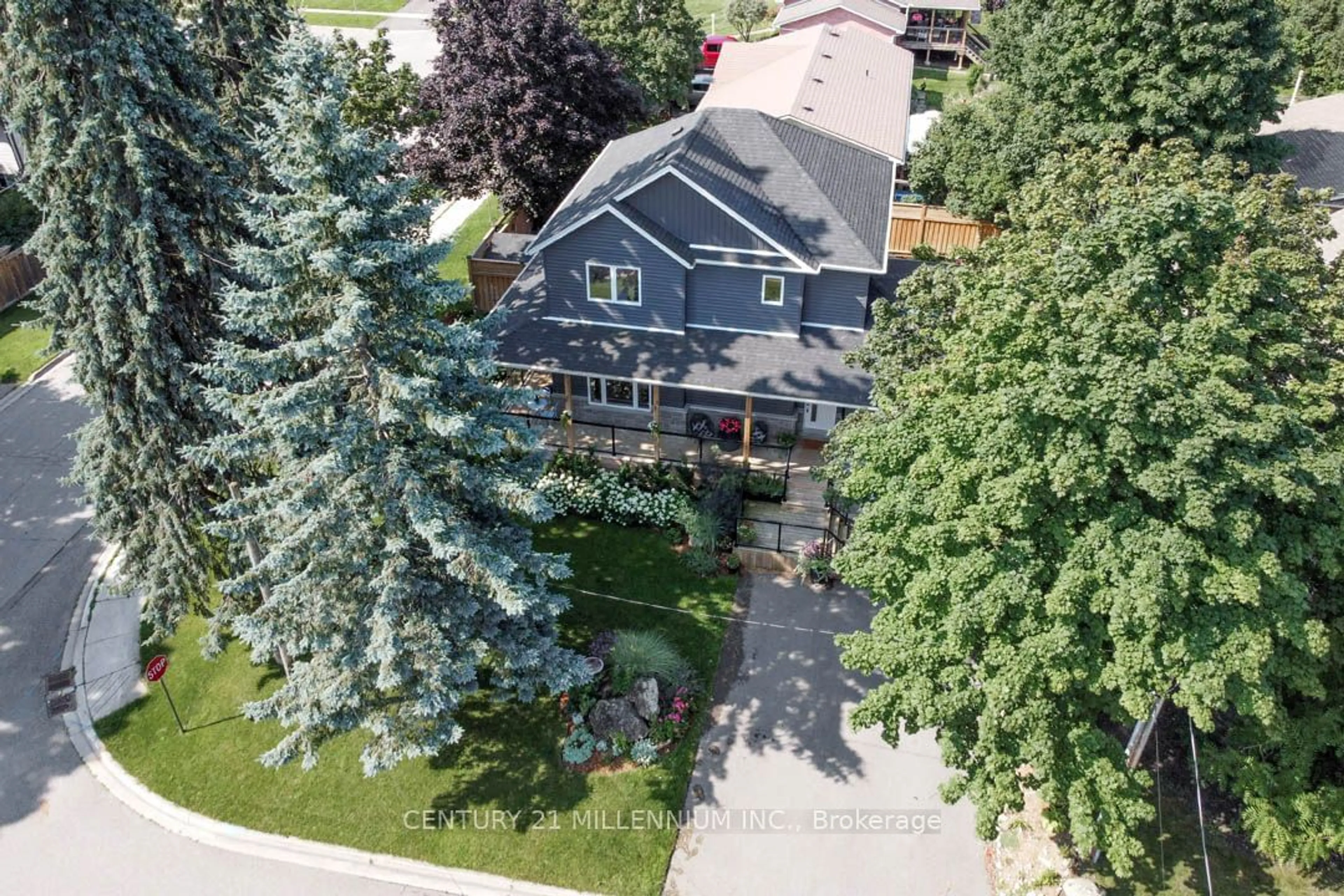 A pic from outside/outdoor area/front of a property/back of a property/a pic from drone, street for 18 Alexander St, Orangeville Ontario L9W 2K8