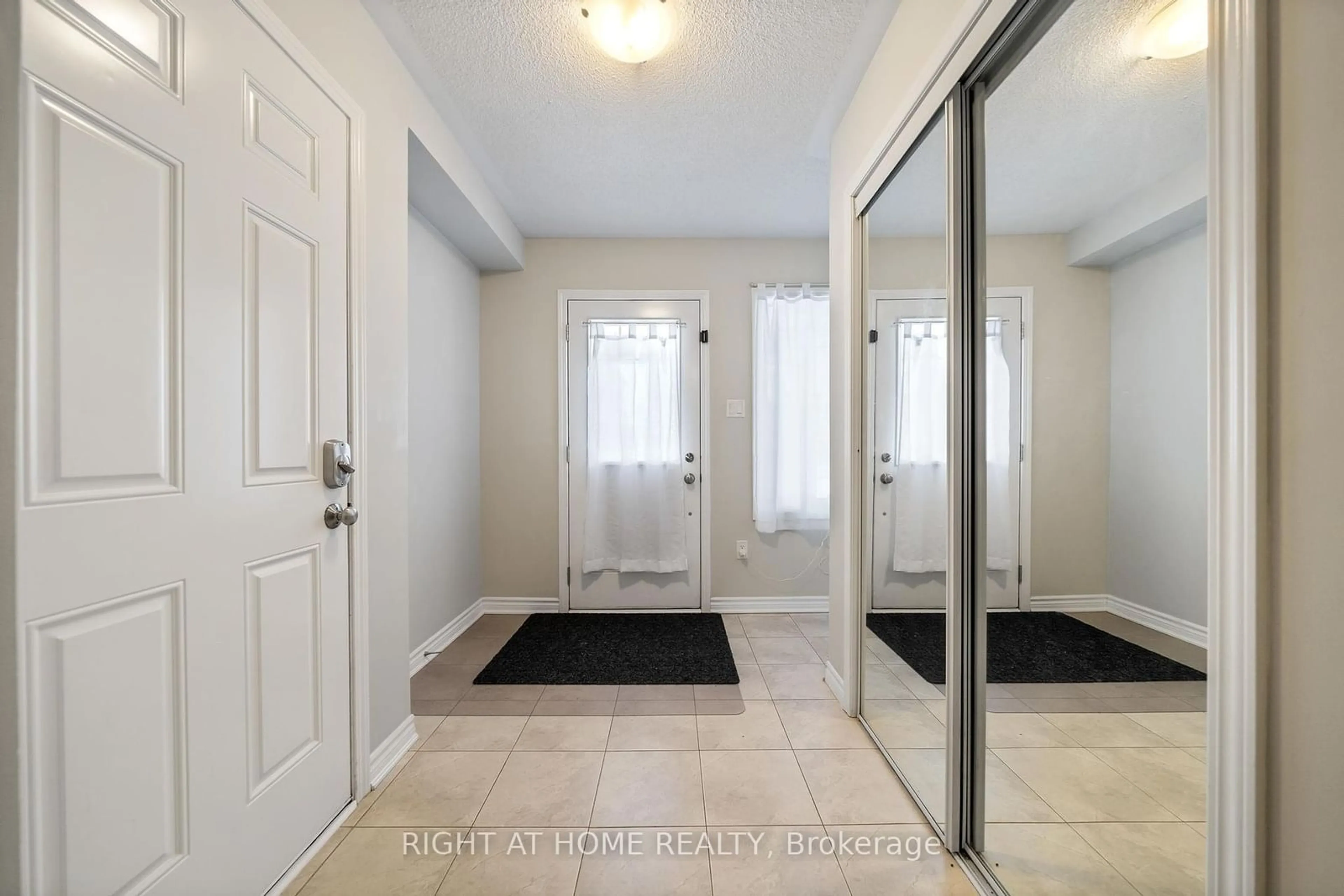 Indoor entryway for 289 Casson Pt, Milton Ontario L9E 0A1