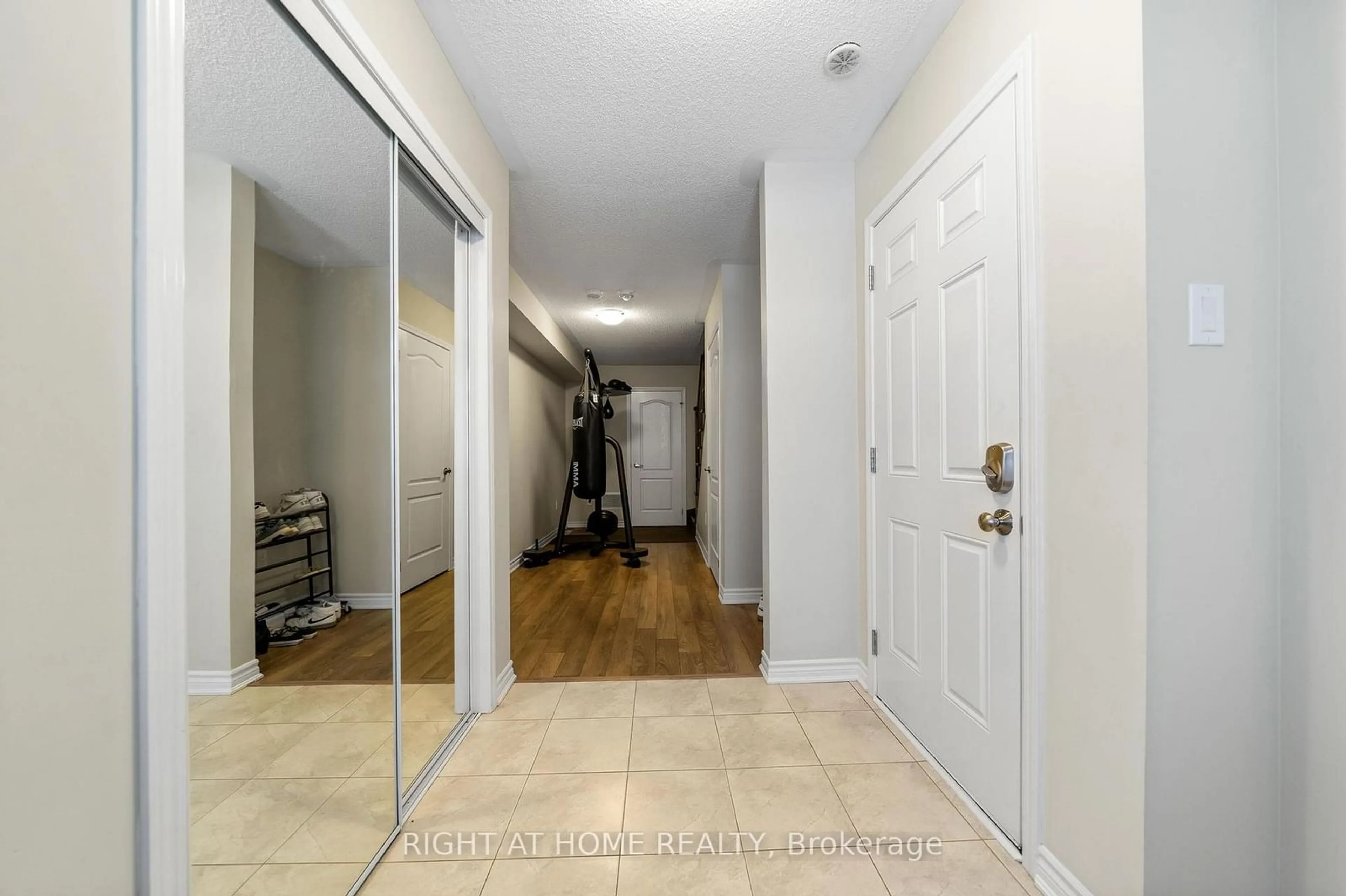 Indoor entryway for 289 Casson Pt, Milton Ontario L9E 0A1