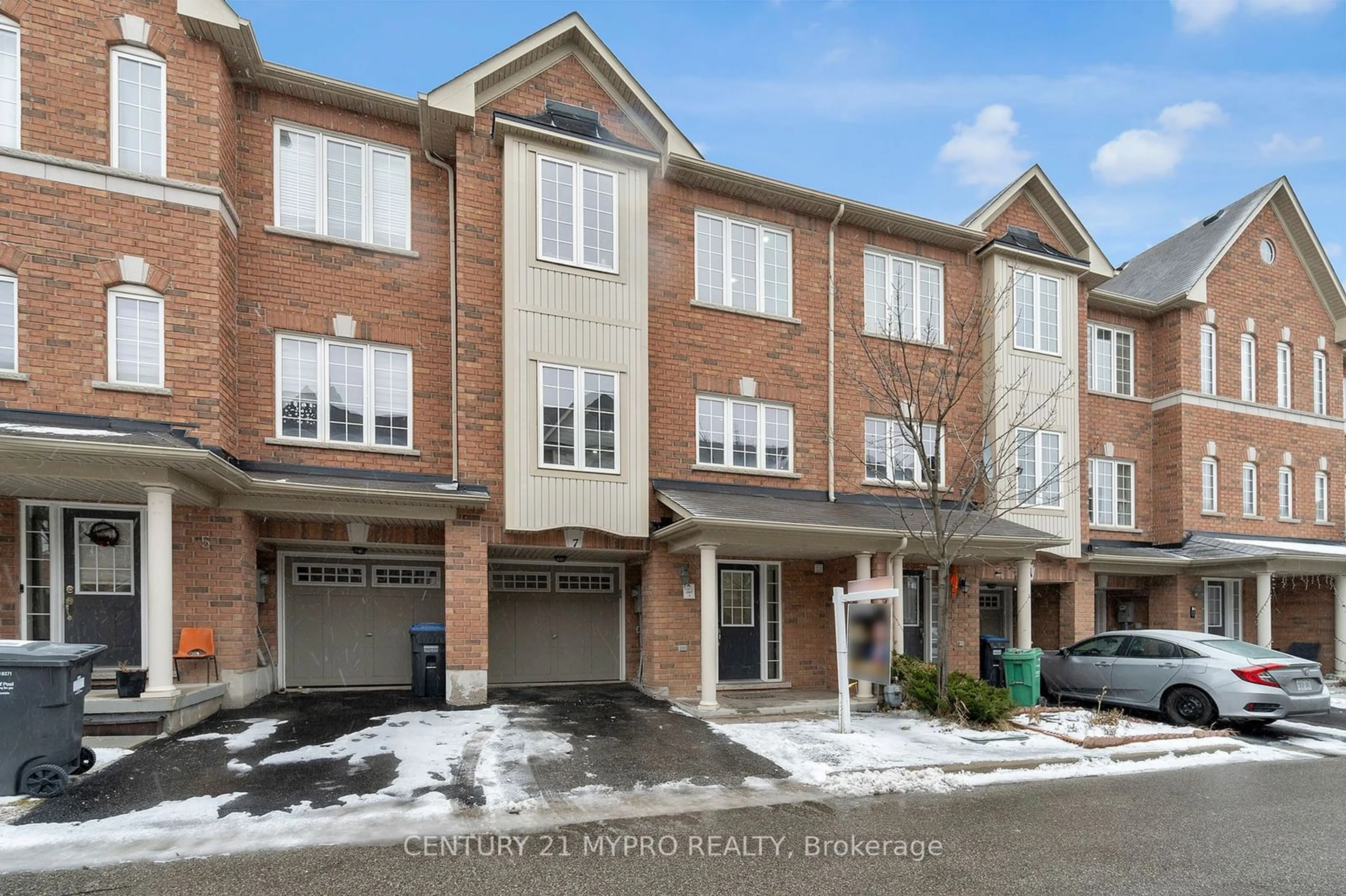 A pic from outside/outdoor area/front of a property/back of a property/a pic from drone, street for 7 Urbana Rd, Brampton Ontario L6Y 0R6